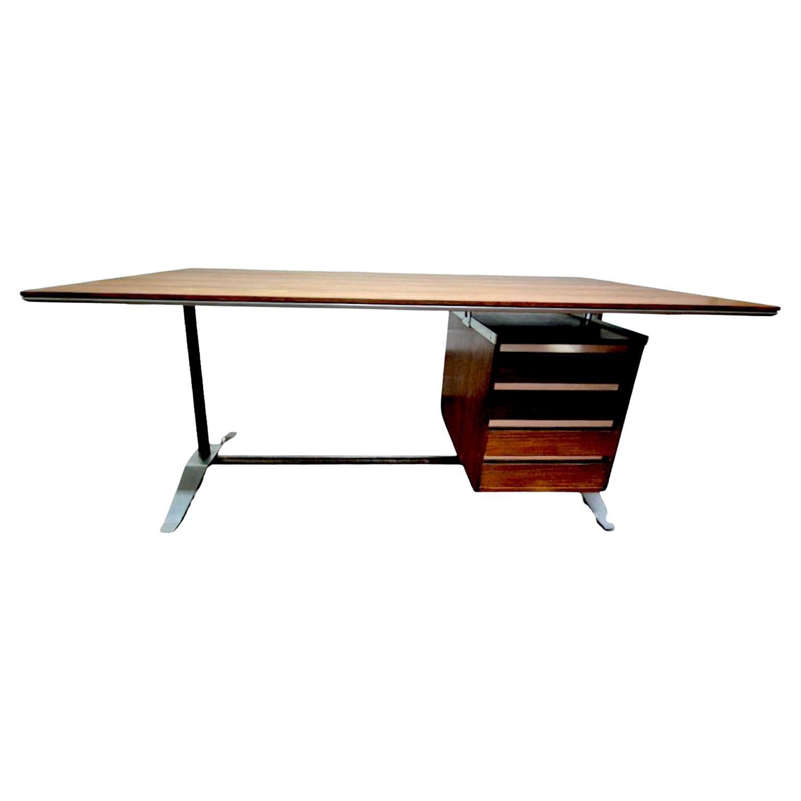 Dieser Tecniform-Schreibtisch ist eine Ikone des modernen italienischen Designs und wurde 1958 von dem visionären Duo Alberto Rosselli und Gio Ponti für Arflex entworfen. Der Schreibtisch verkörpert die elegante Innovation der italienischen
