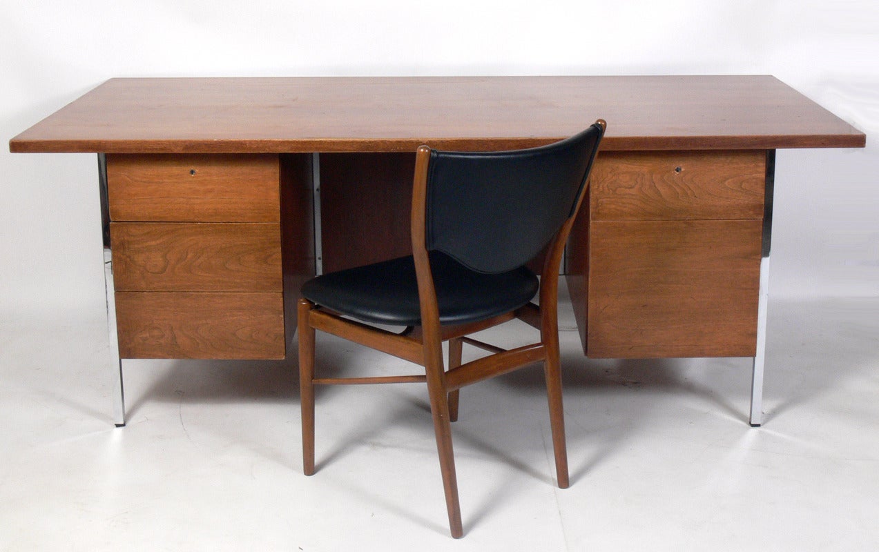 Modern executive desk, designed by Florence Knoll, American, circa 1960s. Large scale with a clean lined architectural design. This piece is currently being refinished and can be completed in your choice of color. The price noted below includes