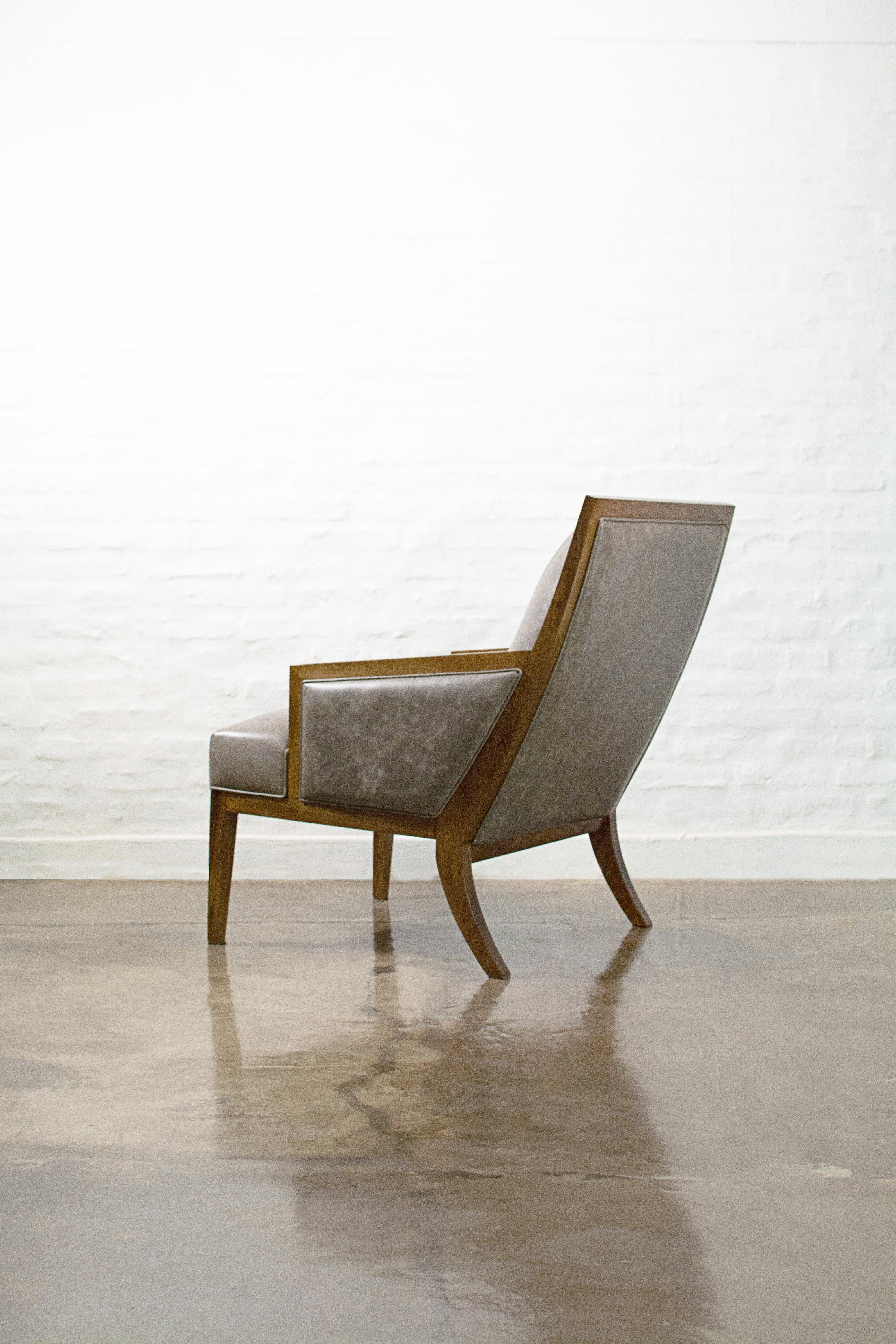 La chaise longue Belgrano s'inspire du design moderniste du milieu du XXe siècle et présente un design ergonomique qui peut être personnalisé à l'aide de coussins d'appoint. Elle est ornée d'une piqûre décorative qui s'étend du coin supérieur de la