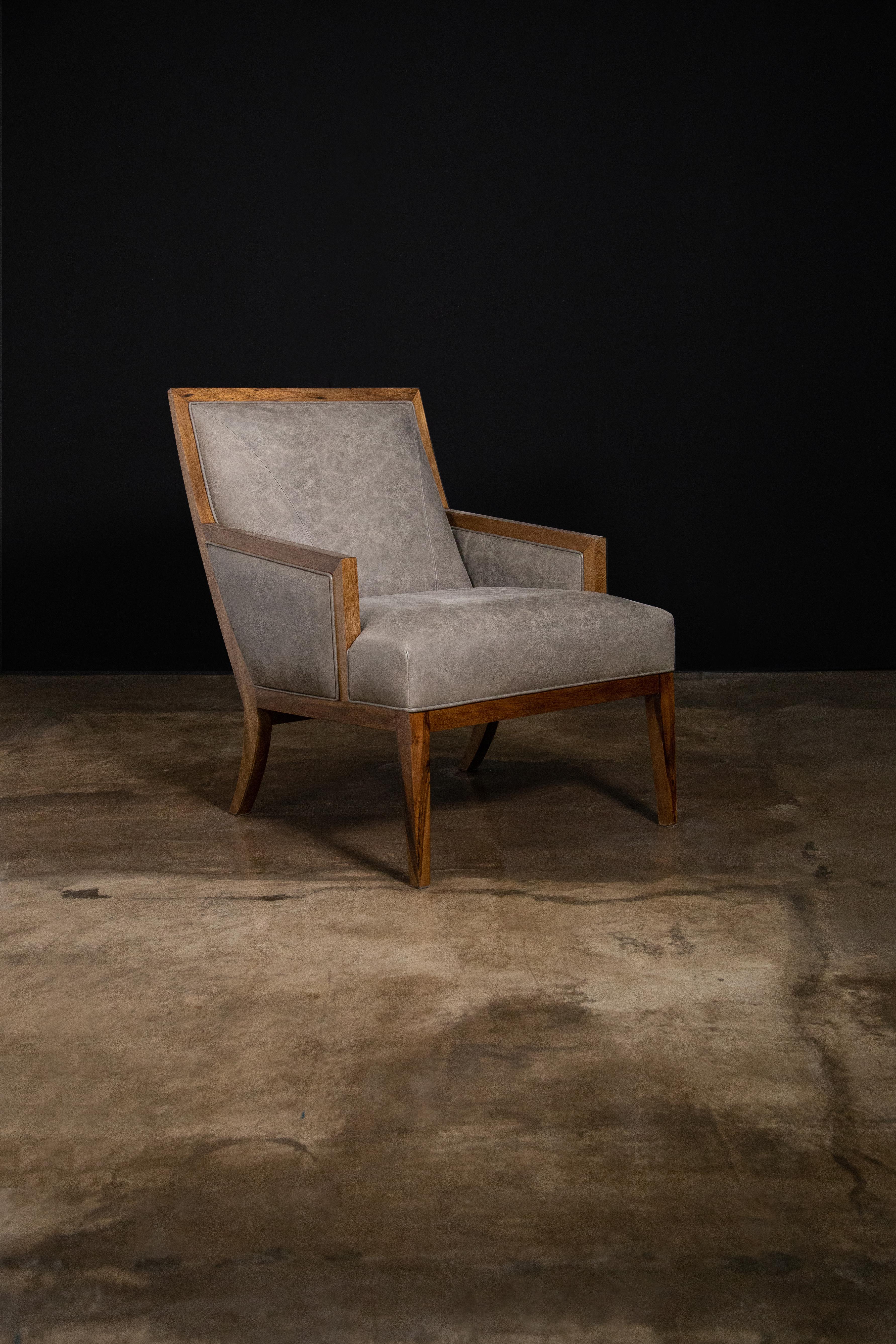 XXIe siècle et contemporain Fauteuil de salon moderne exotique en bois et cuir de Costantini, Belgrano, en stock en vente