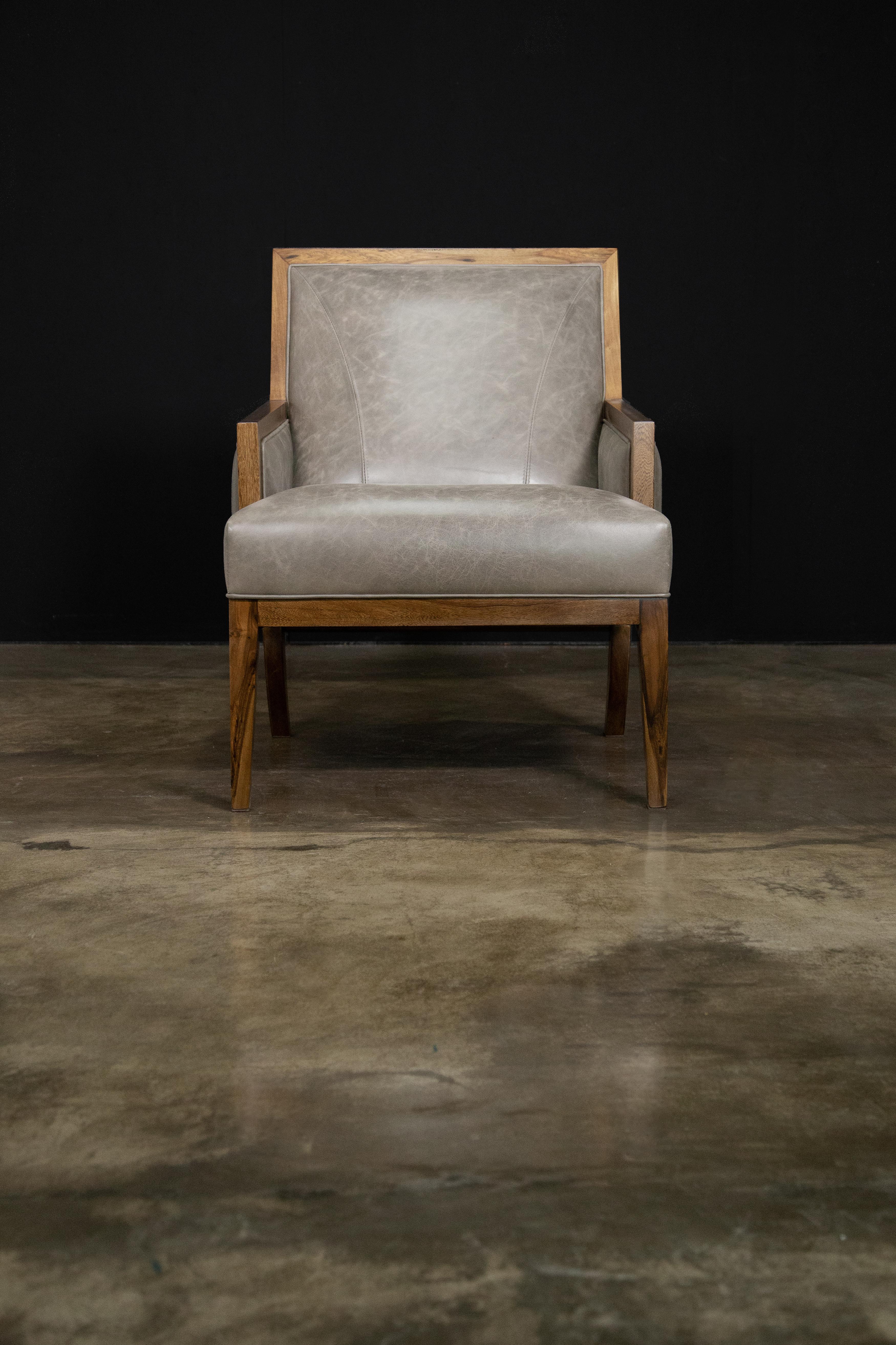 Bois Fauteuil de salon moderne exotique en bois et cuir de Costantini, Belgrano, en stock en vente