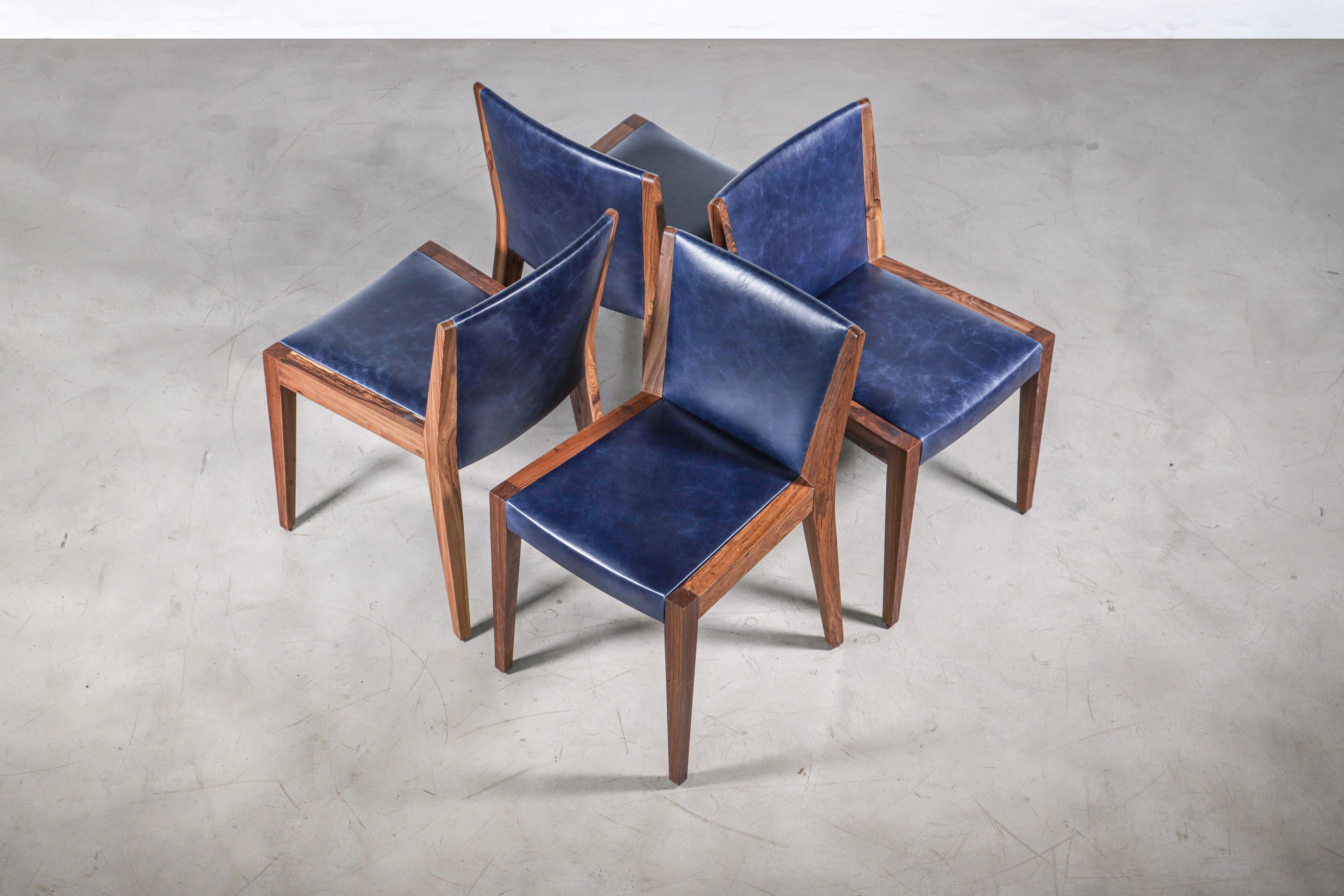 Chaise de salle à manger moderne en bois exotique et cuir enveloppé de Costantini, Giovanni  en vente 4