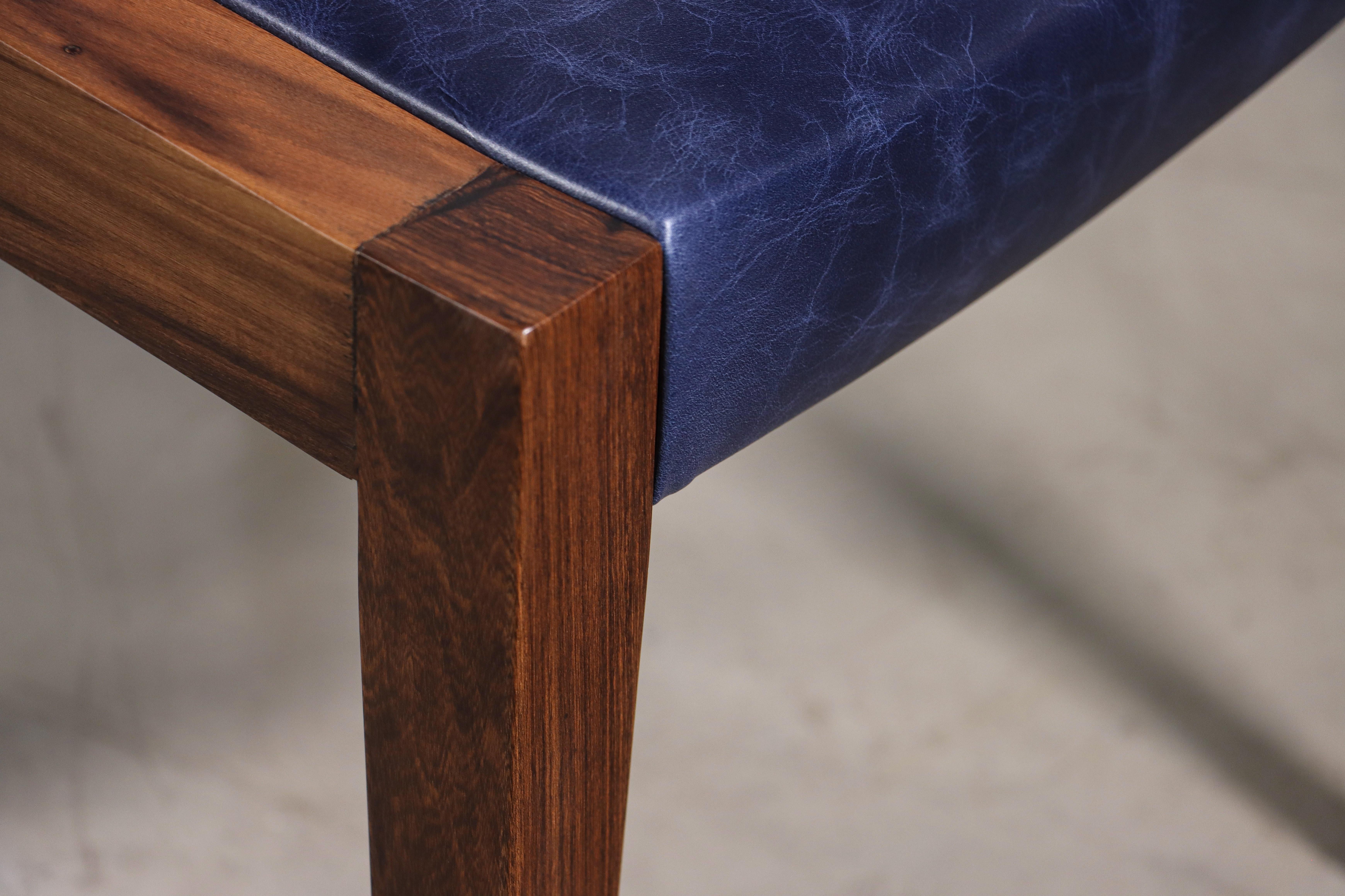 Chaise de salle à manger moderne en bois exotique et cuir enveloppé de Costantini, Giovanni  en vente 5