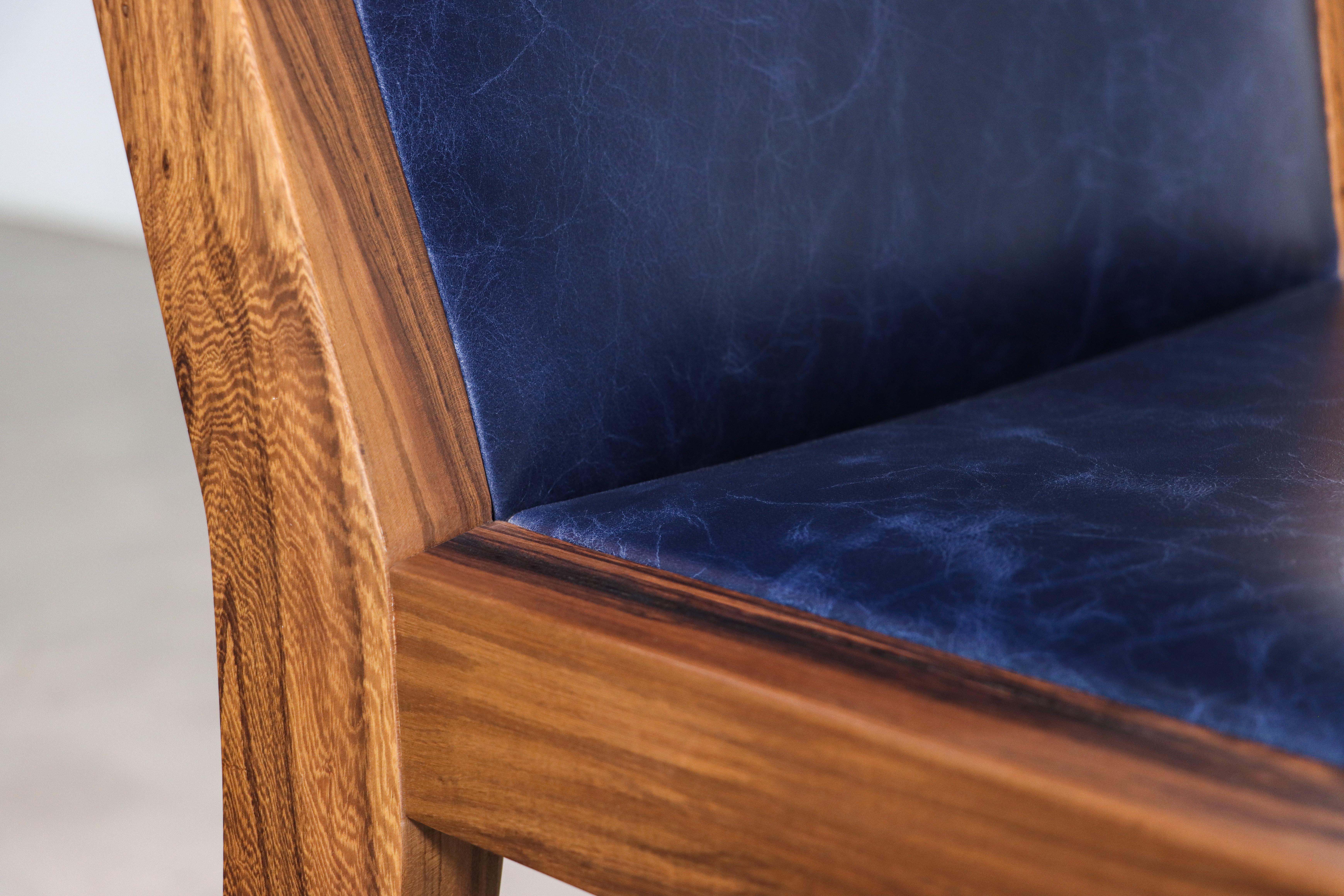 Chaise de salle à manger moderne en bois exotique et cuir enveloppé de Costantini, Giovanni  en vente 7
