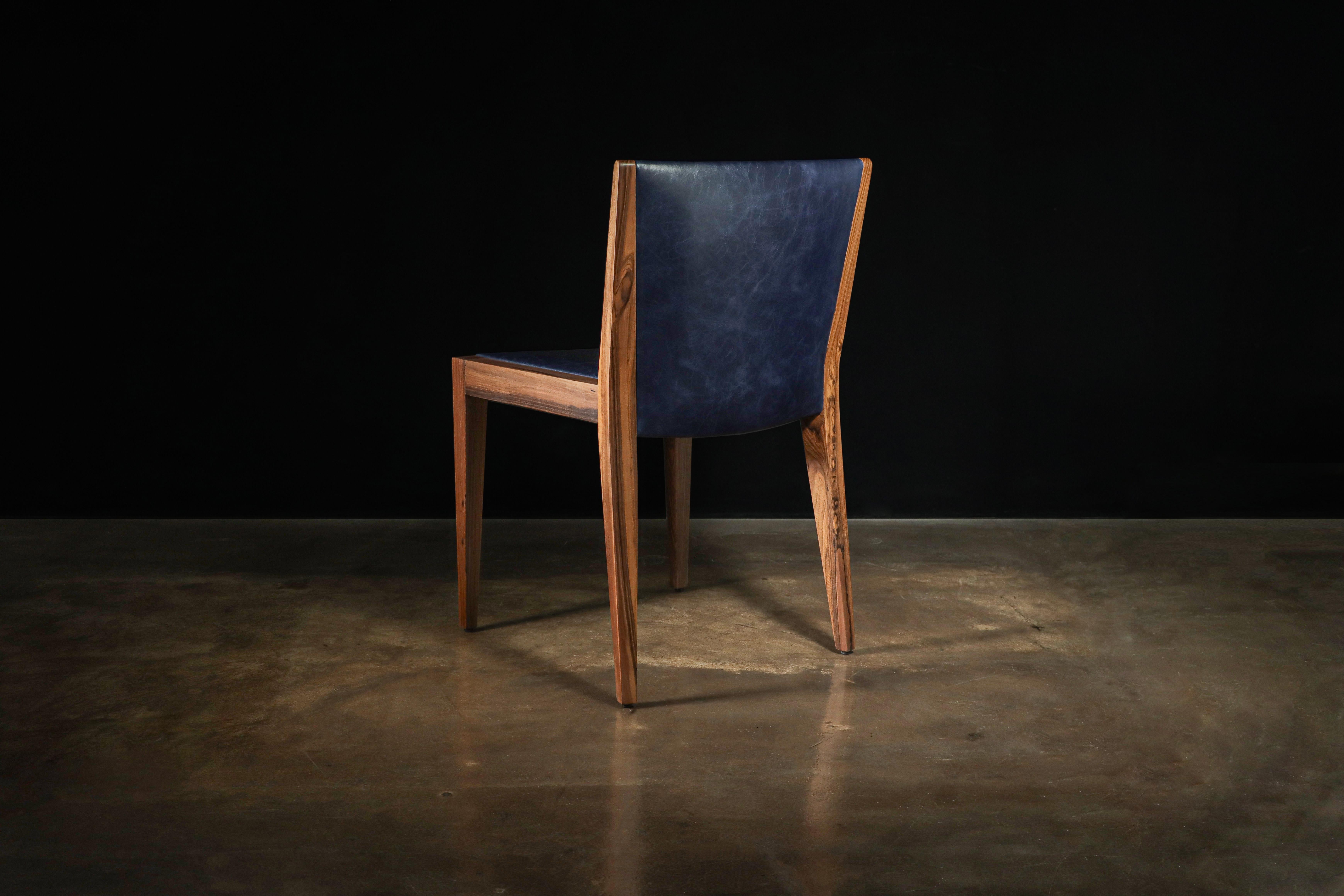 Moderne Chaise de salle à manger moderne en bois exotique et cuir enveloppé de Costantini, Giovanni  en vente