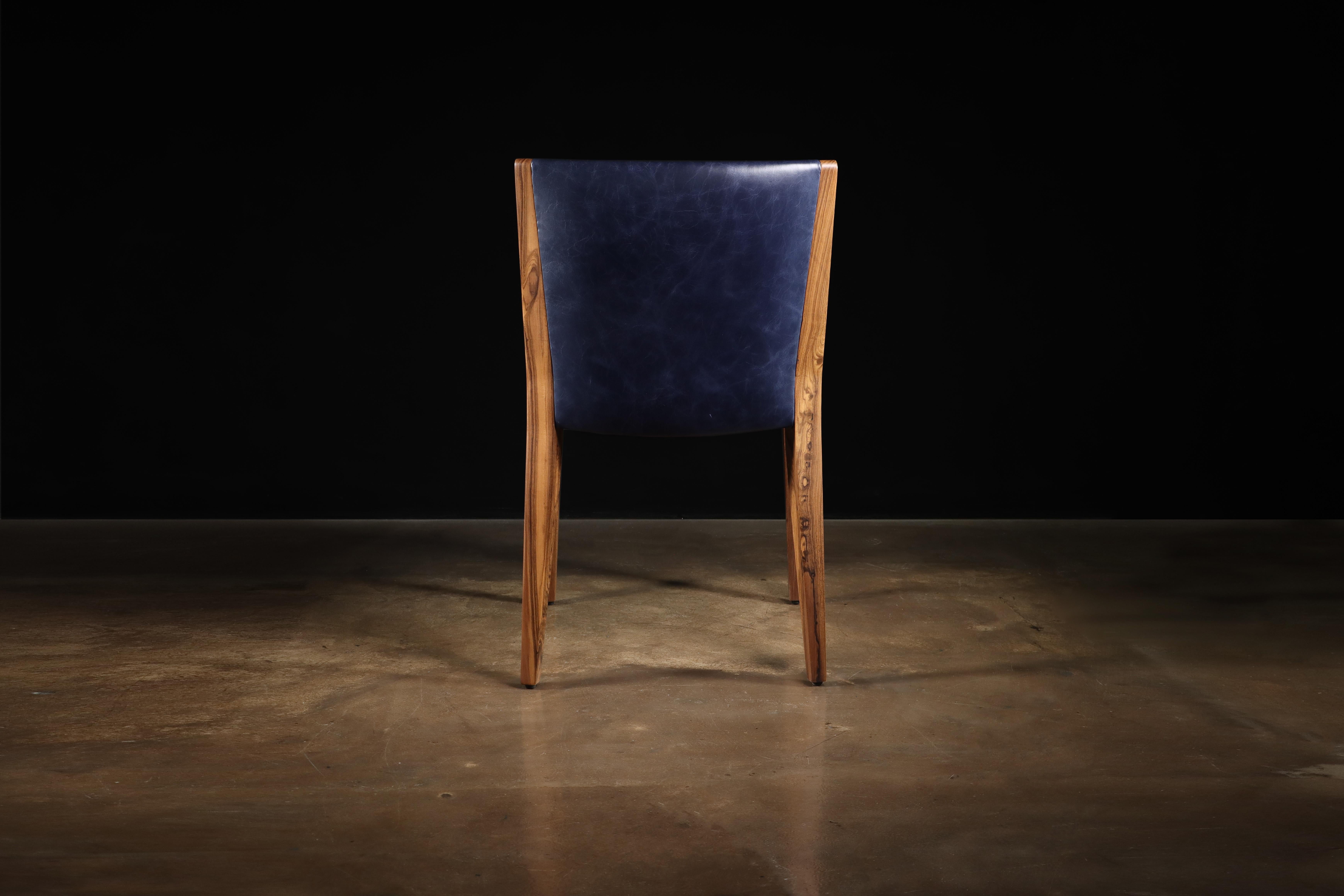 Argentin Chaise de salle à manger moderne en bois exotique et cuir enveloppé de Costantini, Giovanni  en vente