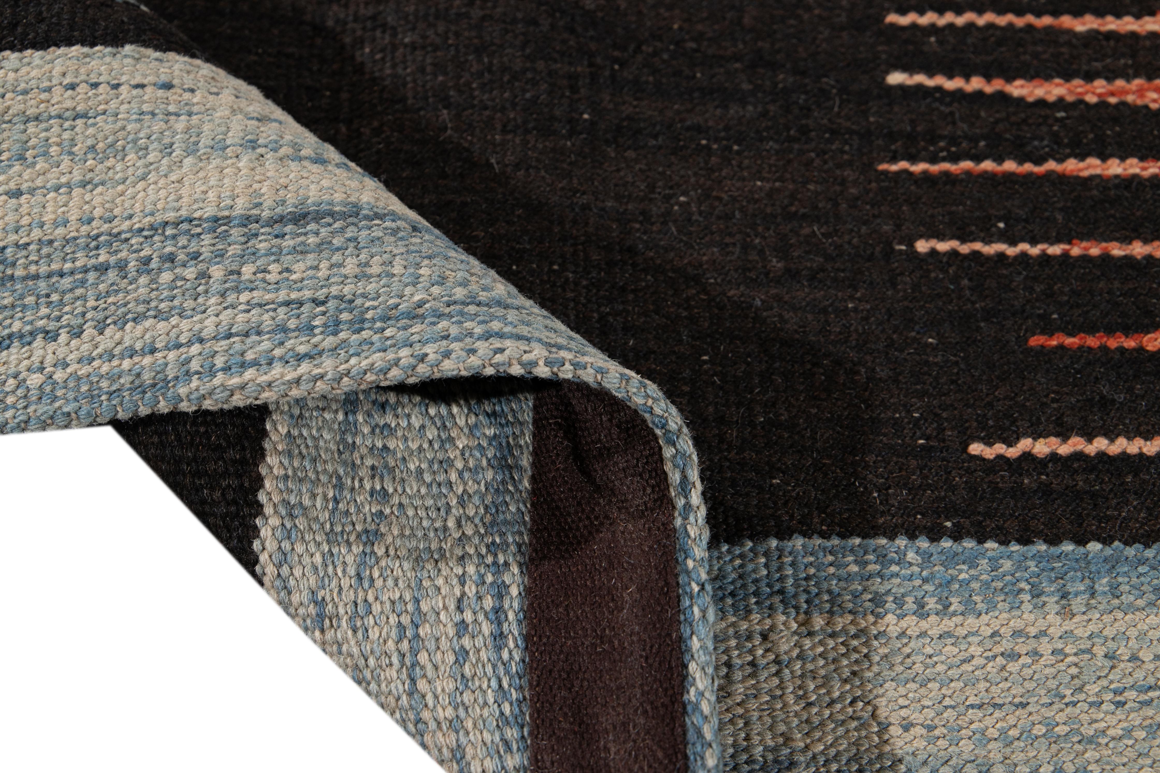 Schöner moderner flachgewebter Kilim Handmade Wollteppich. Dieser Kelimteppich hat ein Feld aus Blau, Braun und Orange in einem wunderschönen geometrischen expressionistischen Design.

Dieser Teppich misst: 8'1