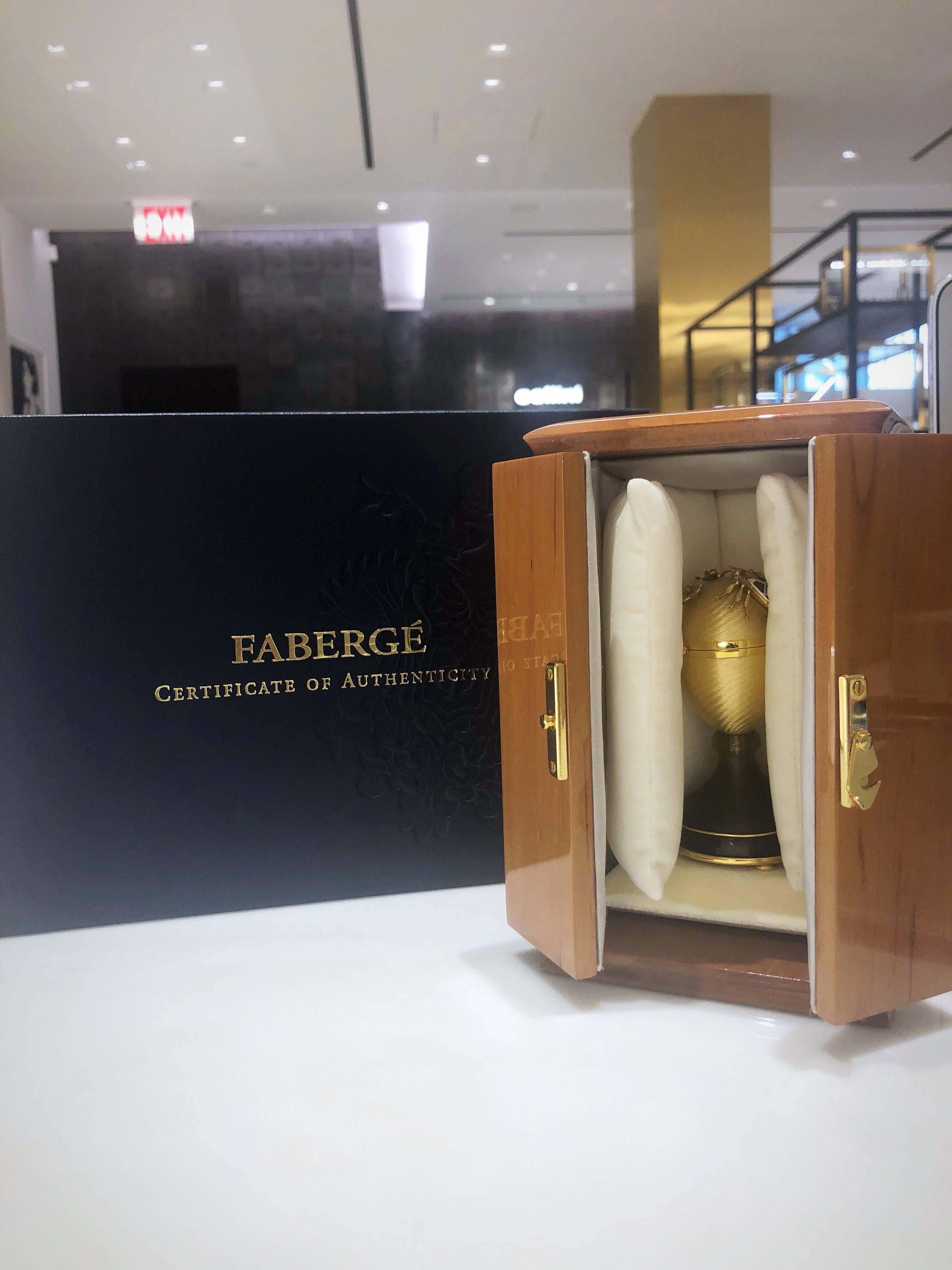 Modernes Faberge Emaille Gold Limited Edition Überraschungsbär-Ei Made in Germany im Zustand „Neu“ in New York, NY