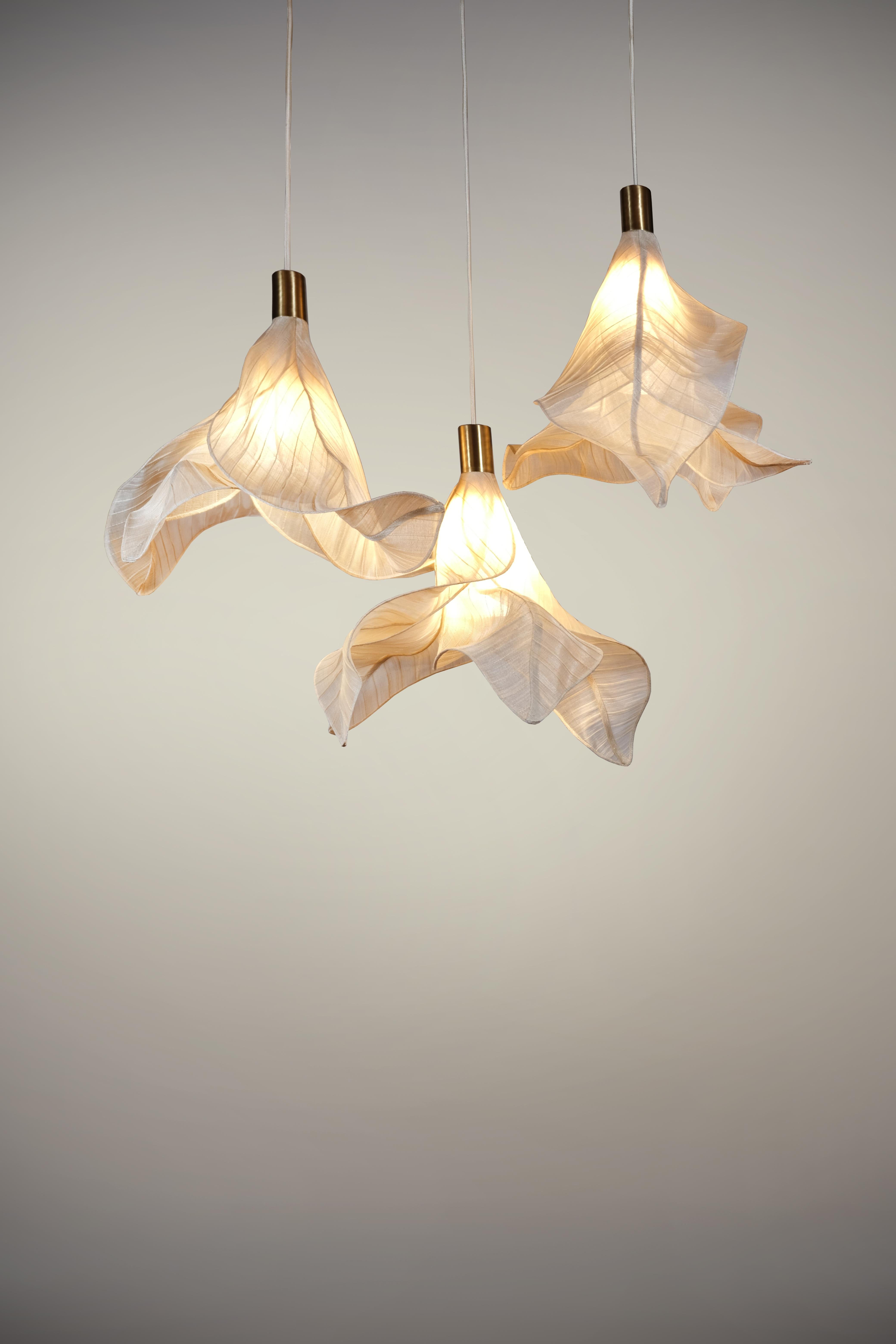 Moderne Sammler-Skulptur-Pendelleuchte aus Stoff von Studio Mirei, Sirenetta im Angebot 4