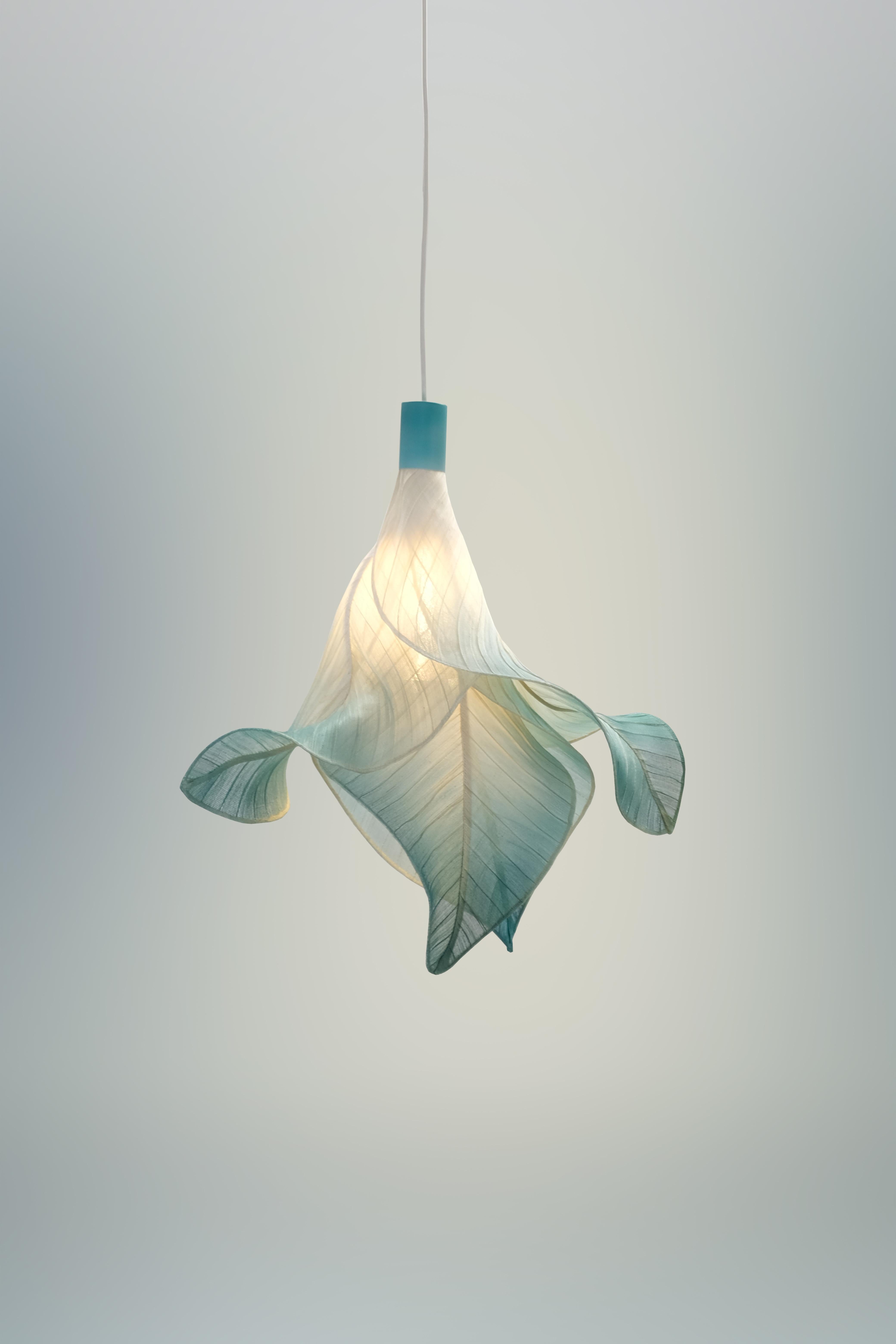 Ciondolo moderno in tessuto Sirenetta dipinto a mano di Studio Mirei, rappresentato da Costantini Design

Sirenetta; ispirato a una sirena marina. 

Quando il sole tocca l'orizzonte, immagina che nuoti con grazia verso la superficie dell'acqua per