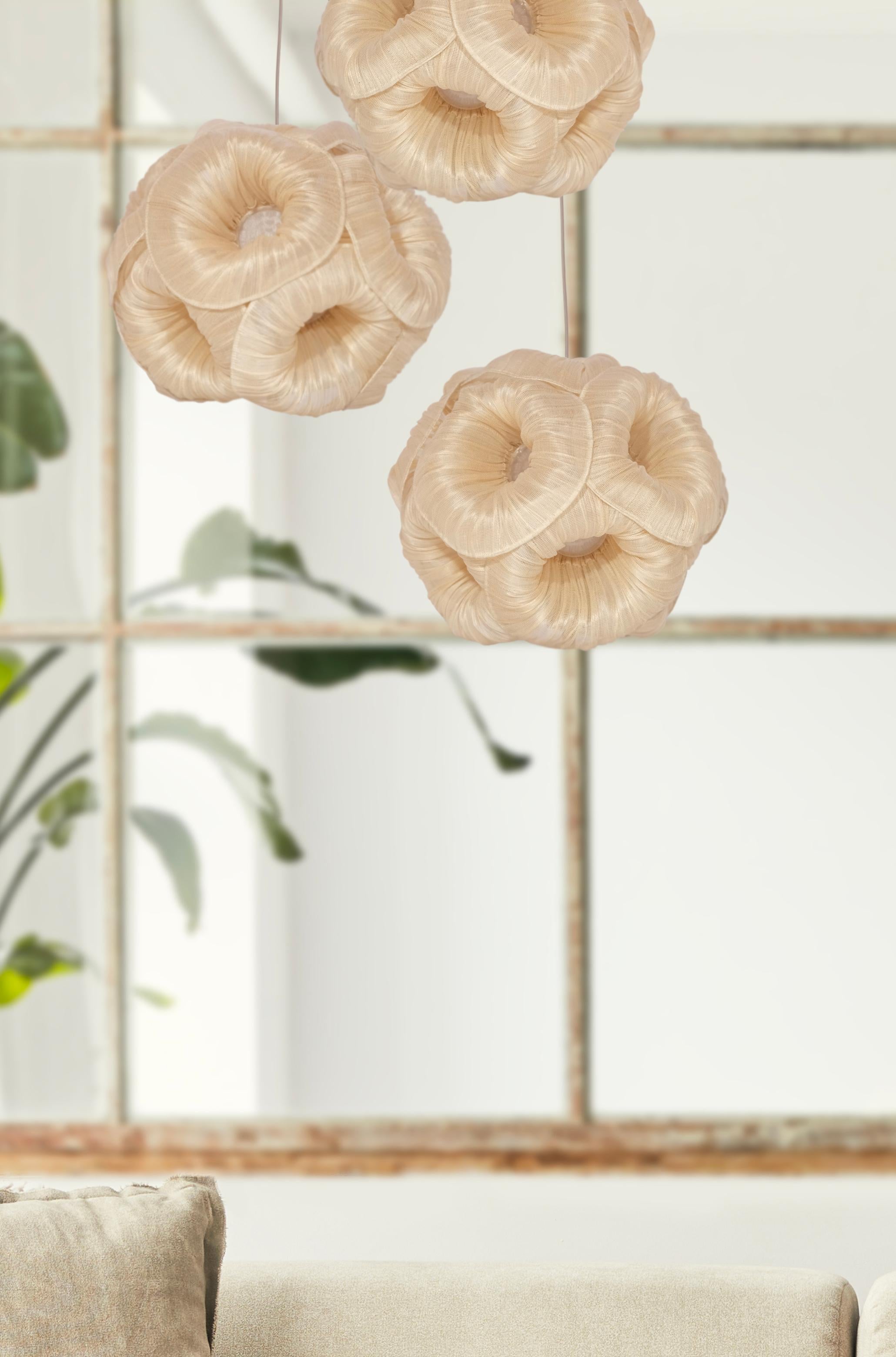 Die schlichte Eleganz der Anemone Pendelleuchte sorgt für eine auffällige Ästhetik in jedem Zuhause und verbreitet gleichzeitig ein angenehmes Licht. Der kunstvolle Körper ist vollständig aus Banaca (Bananen-Abacca) gefertigt, einem organischen