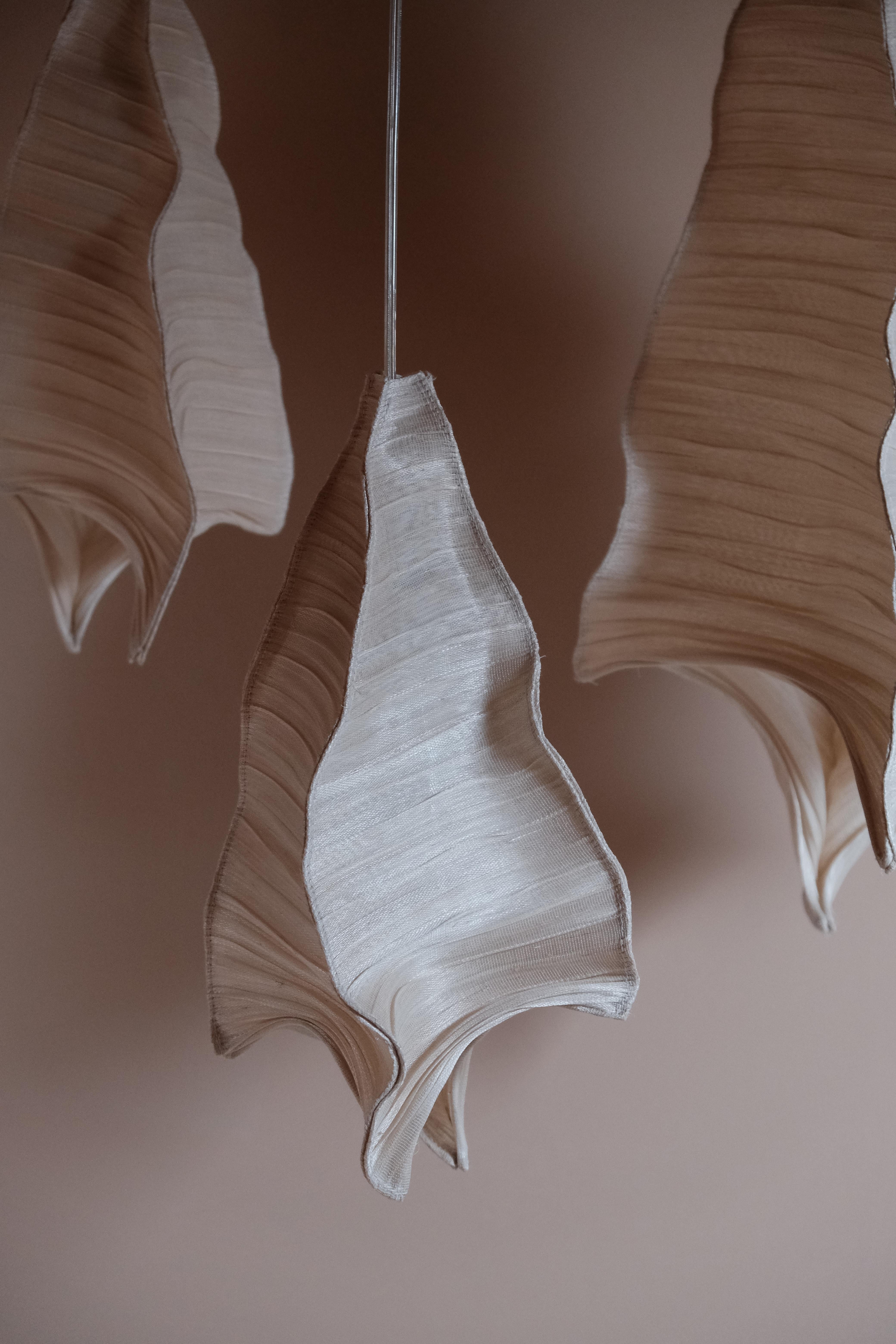 Moderne Pendelleuchte Phantasma aus Stoff von Studio Mirei (Italienisch) im Angebot