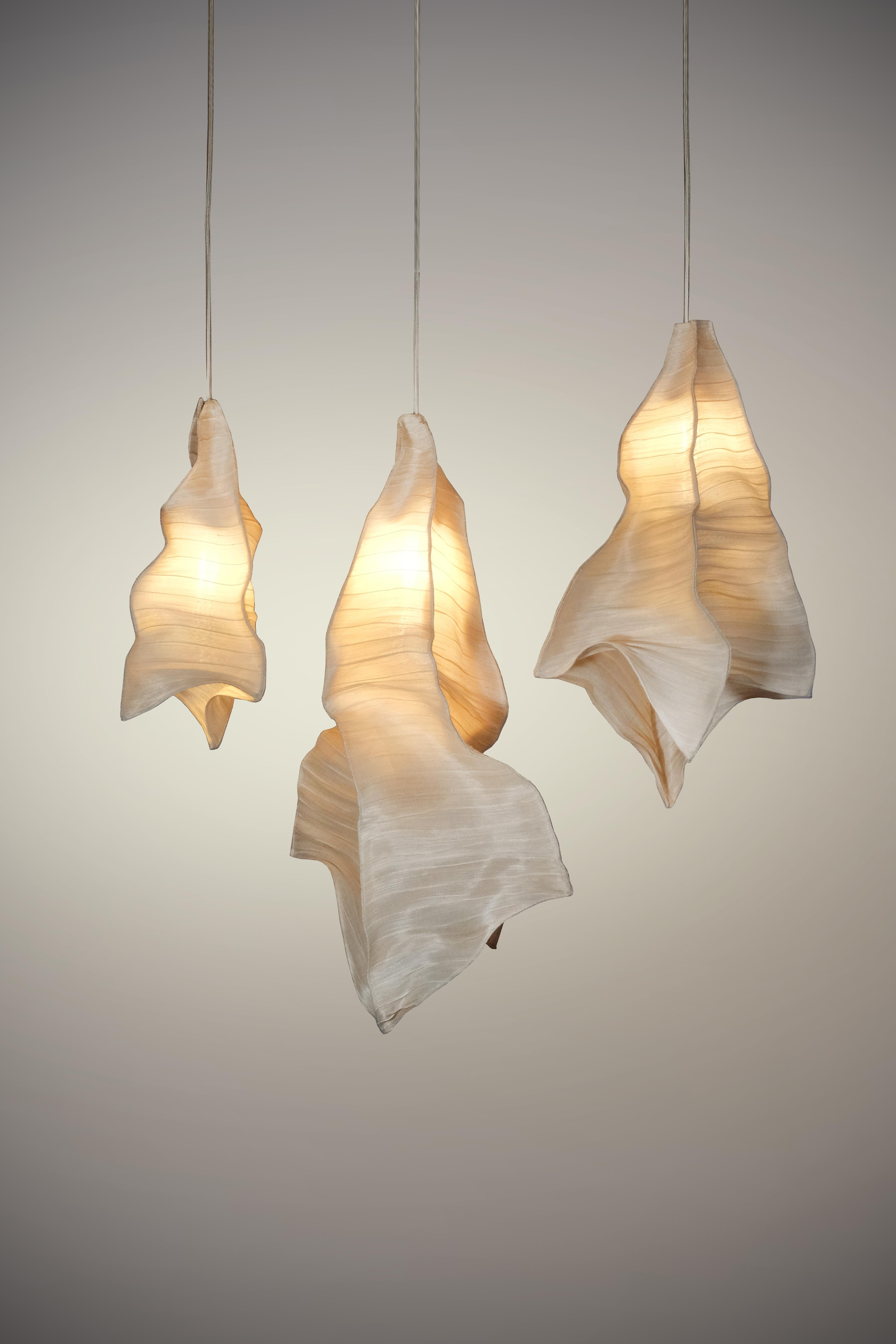 Moderne Pendelleuchte Phantasma aus Stoff von Studio Mirei im Zustand „Neu“ im Angebot in New York, NY