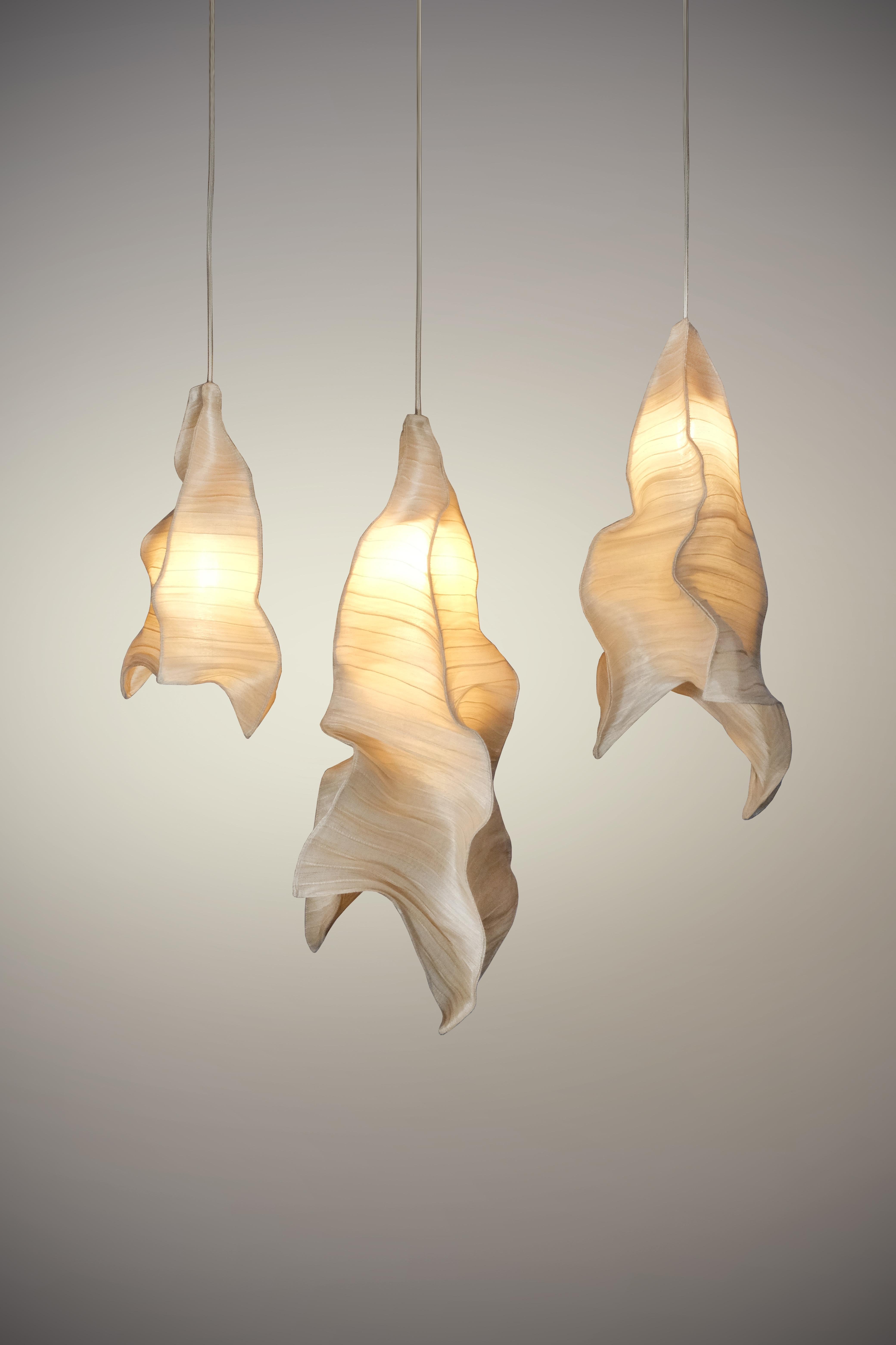 Moderne Pendelleuchte Phantasma aus Stoff von Studio Mirei (21. Jahrhundert und zeitgenössisch) im Angebot