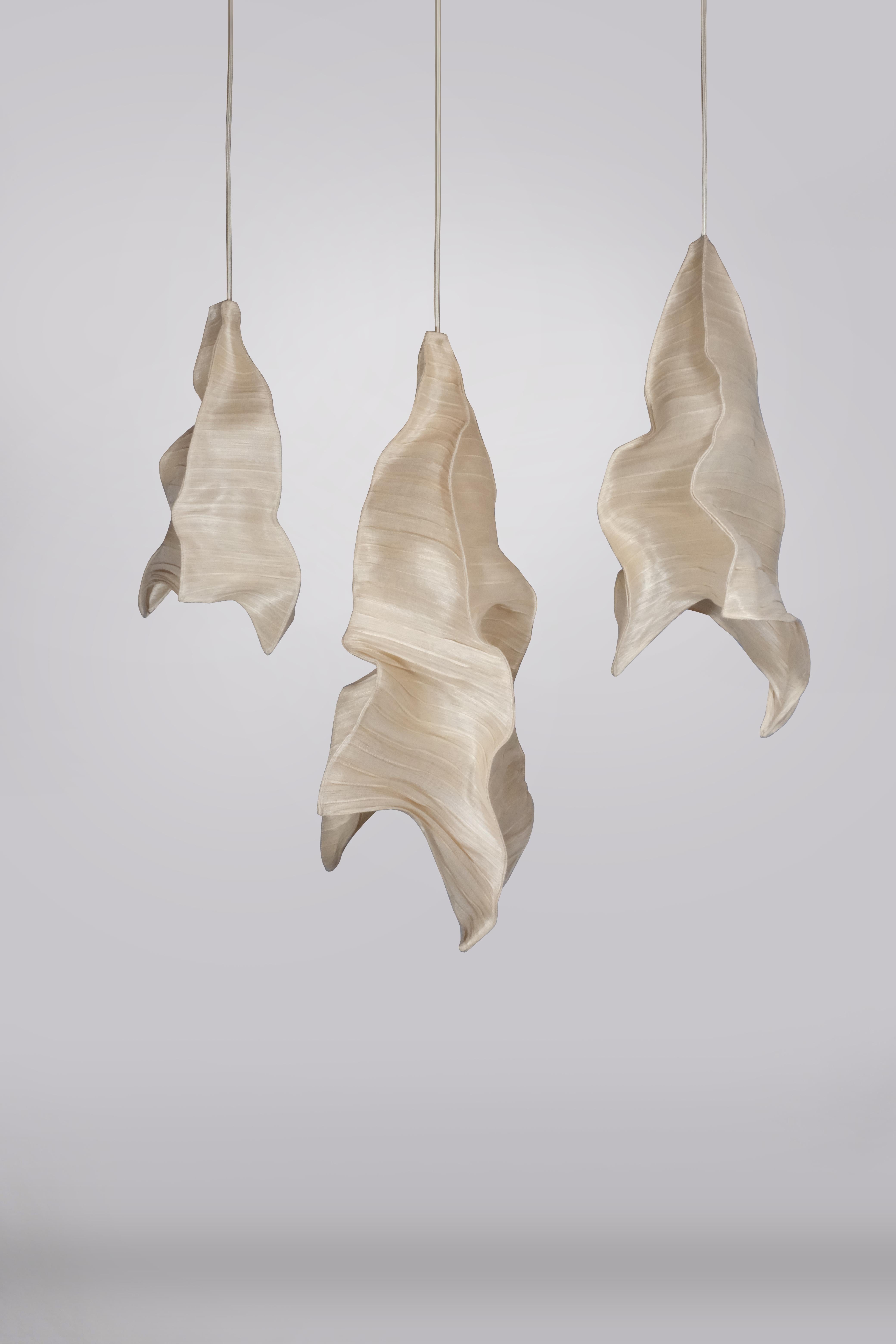 Moderne Pendelleuchte Phantasma aus Stoff von Studio Mirei (Naturfaser) im Angebot