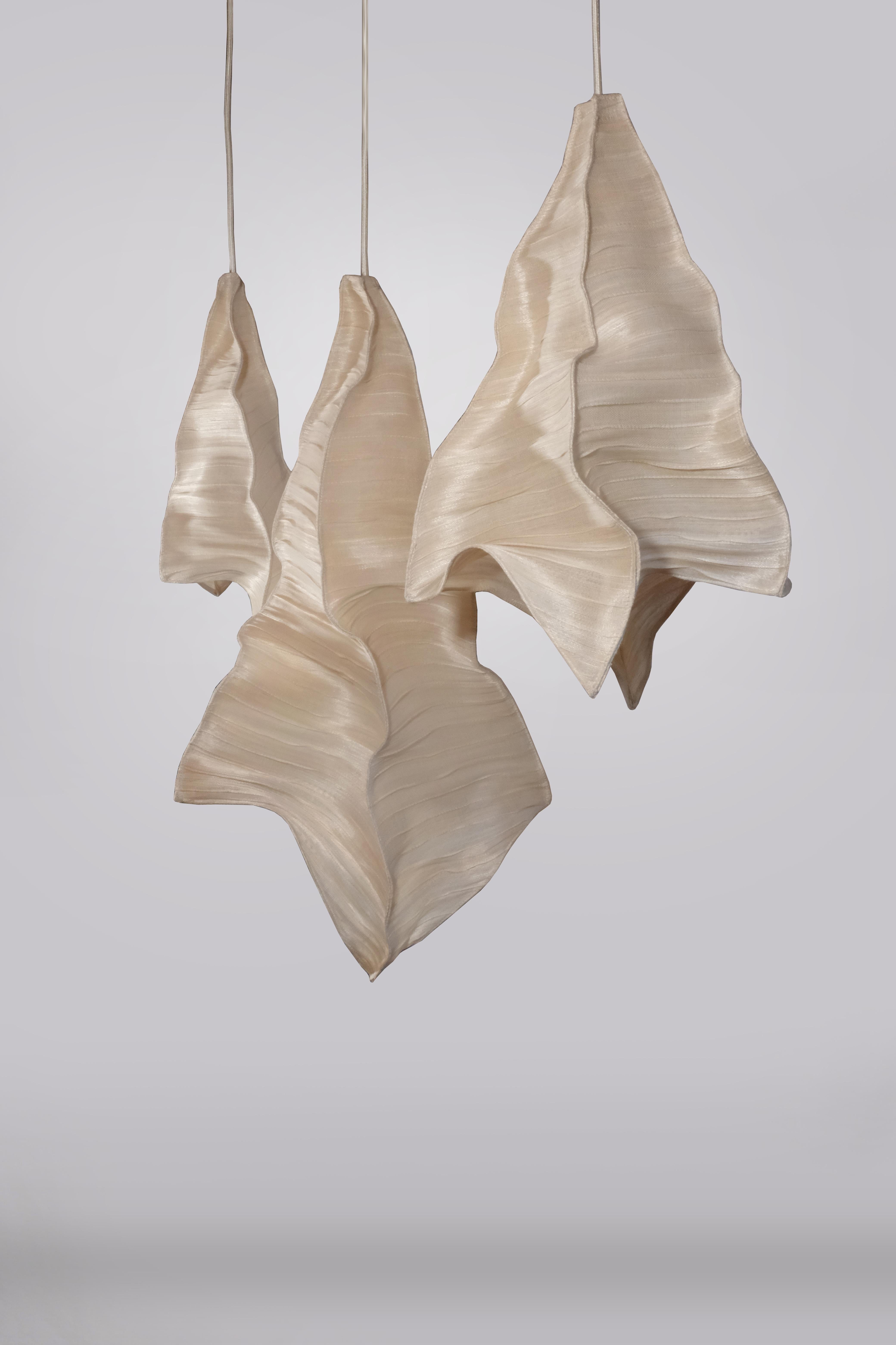 Moderne Pendelleuchte Phantasma aus Stoff von Studio Mirei im Angebot 1