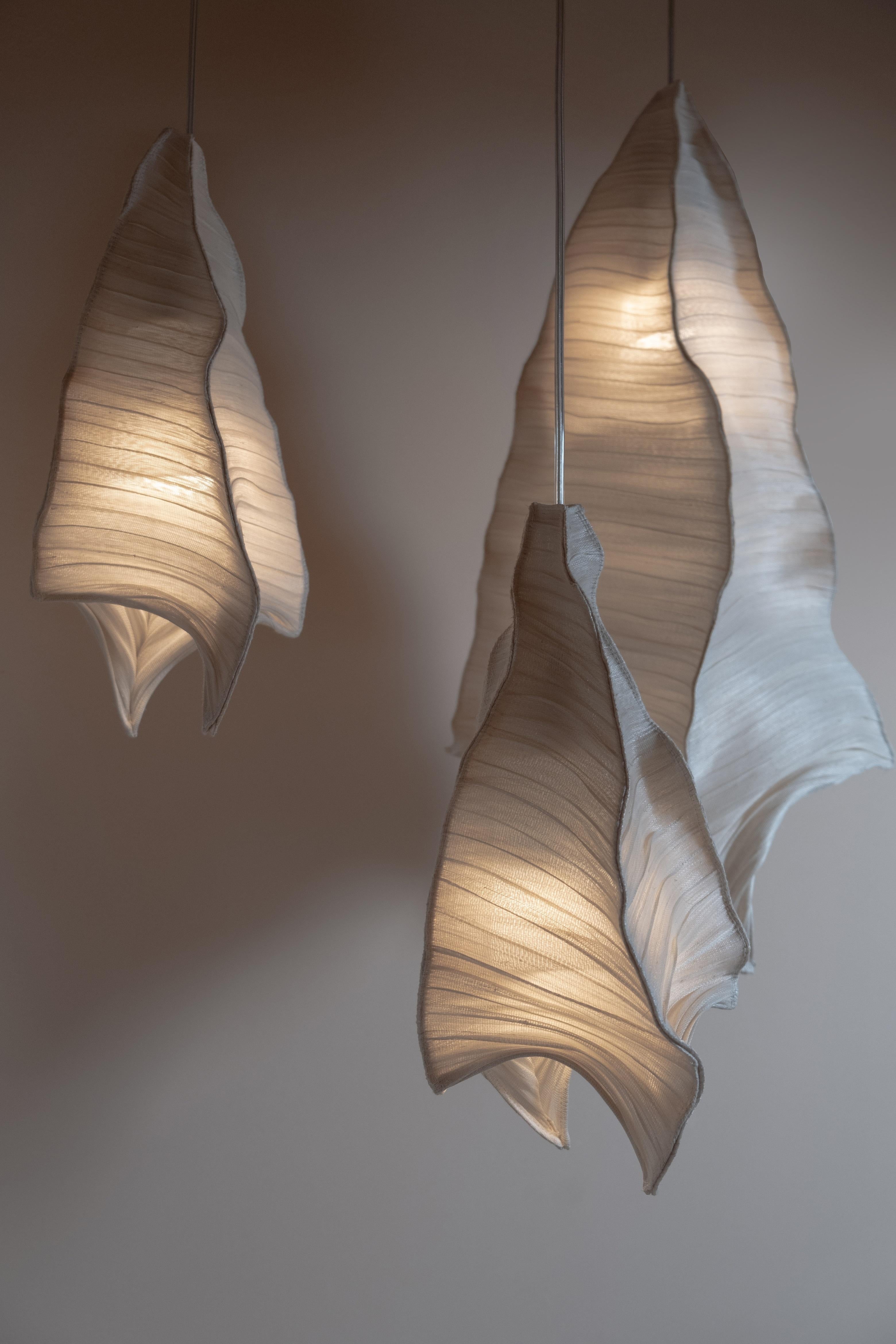 Moderne Pendelleuchte Phantasma aus Stoff von Studio Mirei im Angebot 2