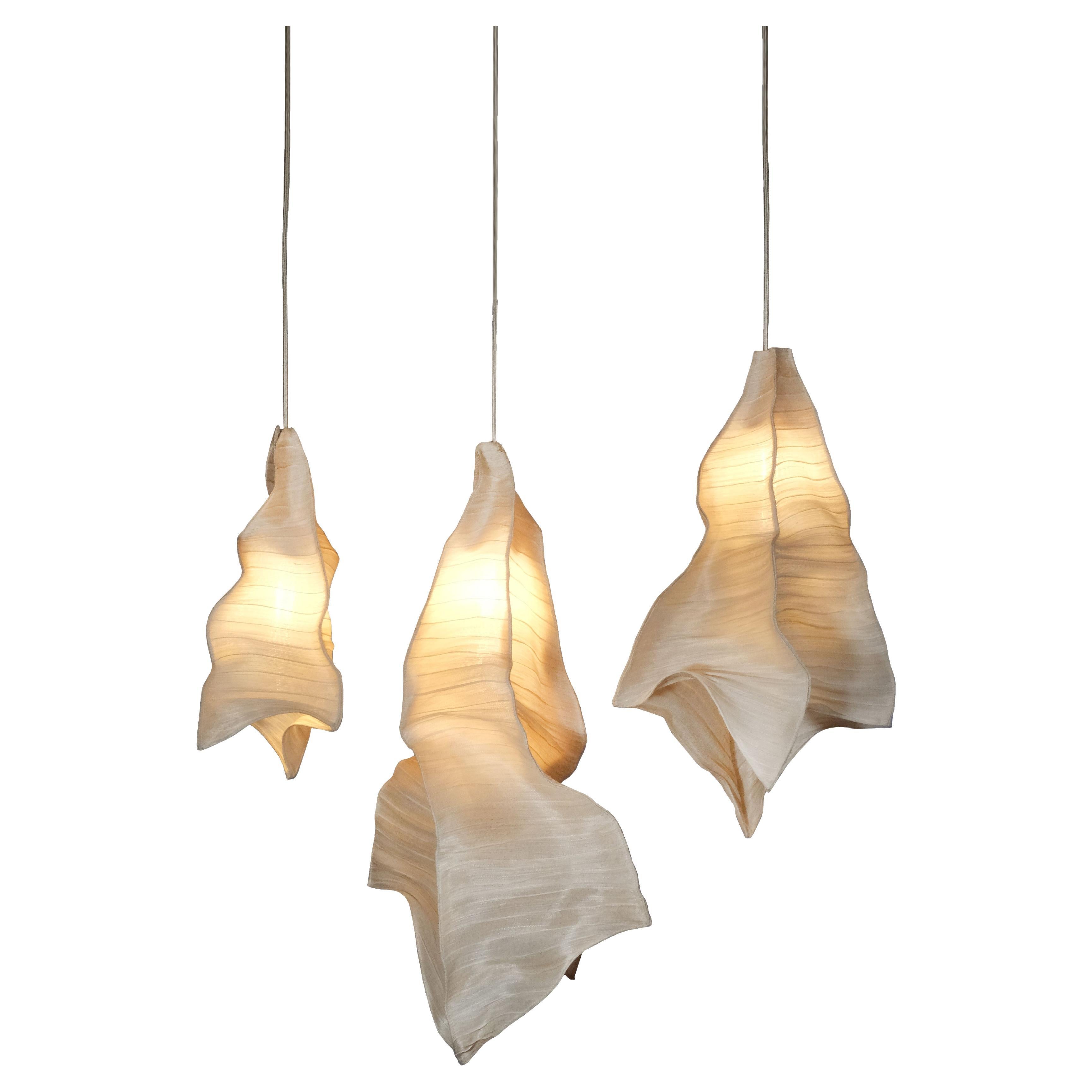 Moderne Pendelleuchte Phantasma aus Stoff von Studio Mirei im Angebot