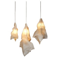 Moderne Pendelleuchte Phantasma aus Stoff von Studio Mirei