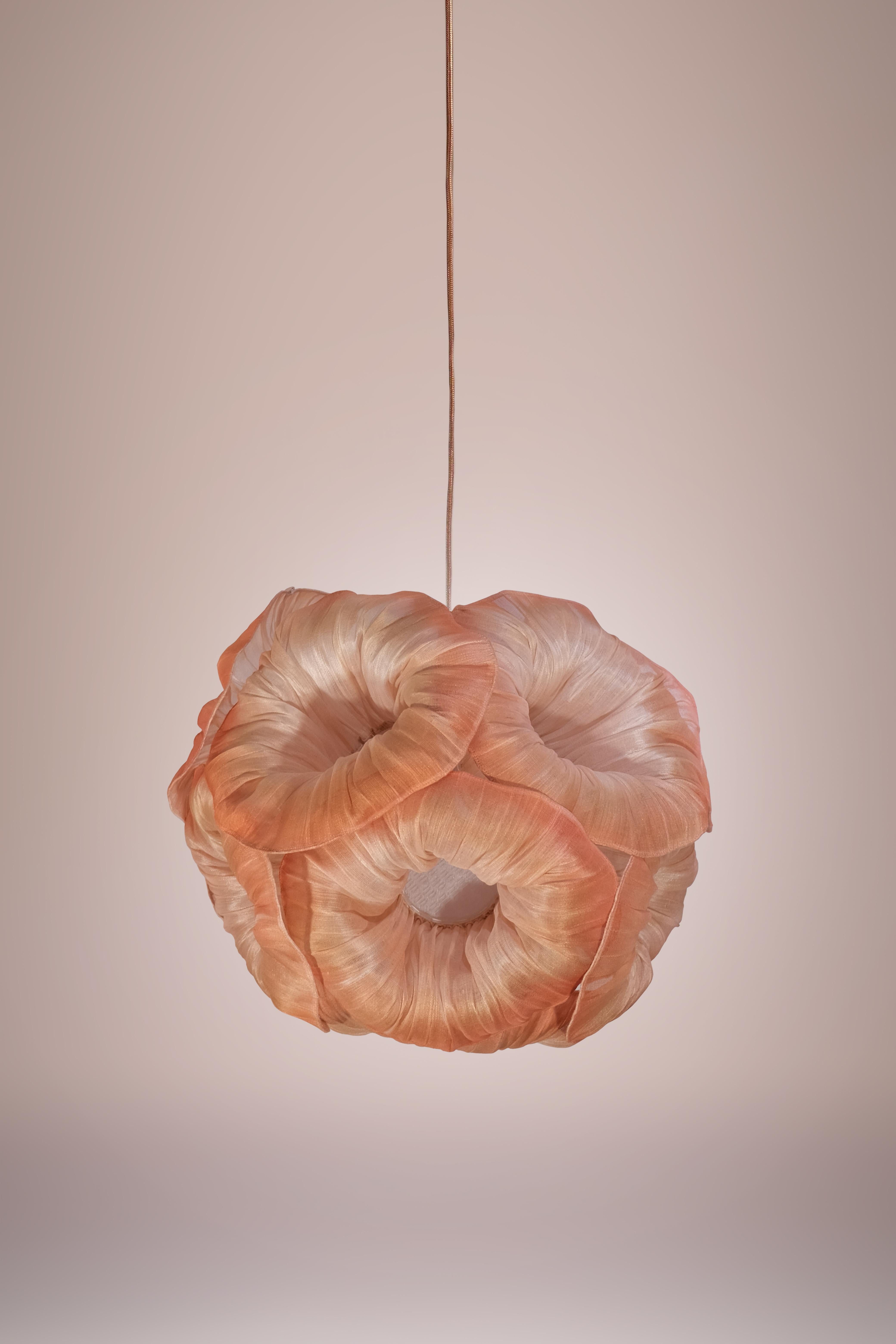 La semplice eleganza della lampada a sospensione Anemone conferisce un'estetica accattivante a qualsiasi casa, diffondendo al contempo la luce dell'ambiente. Il corpo elaborato è interamente realizzato in Banaca (banana-abaca), un tessuto organico