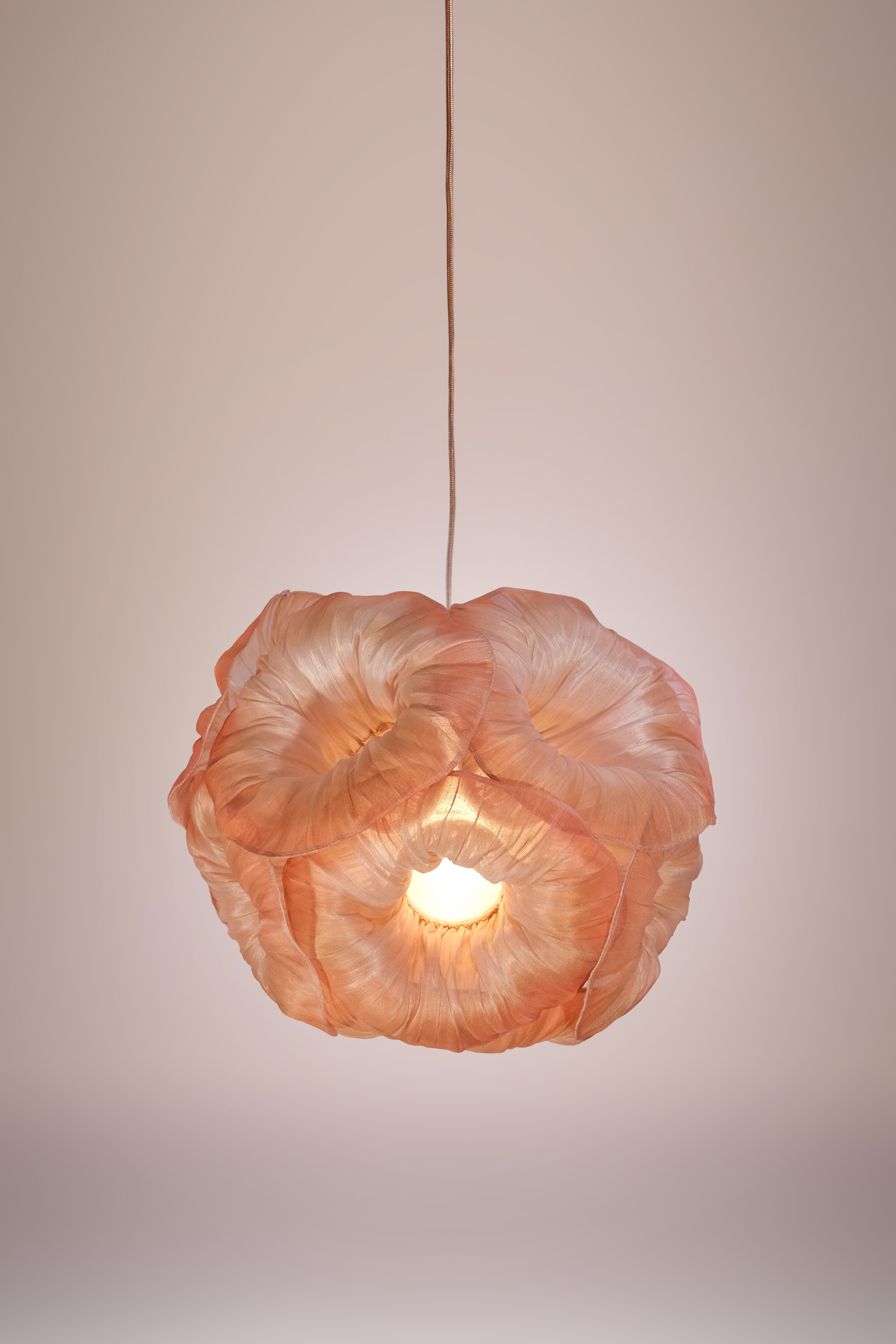 Moderno Ciondolo moderno in Fabrice a Plain Light Anemone Grande di Studio Airei in vendita