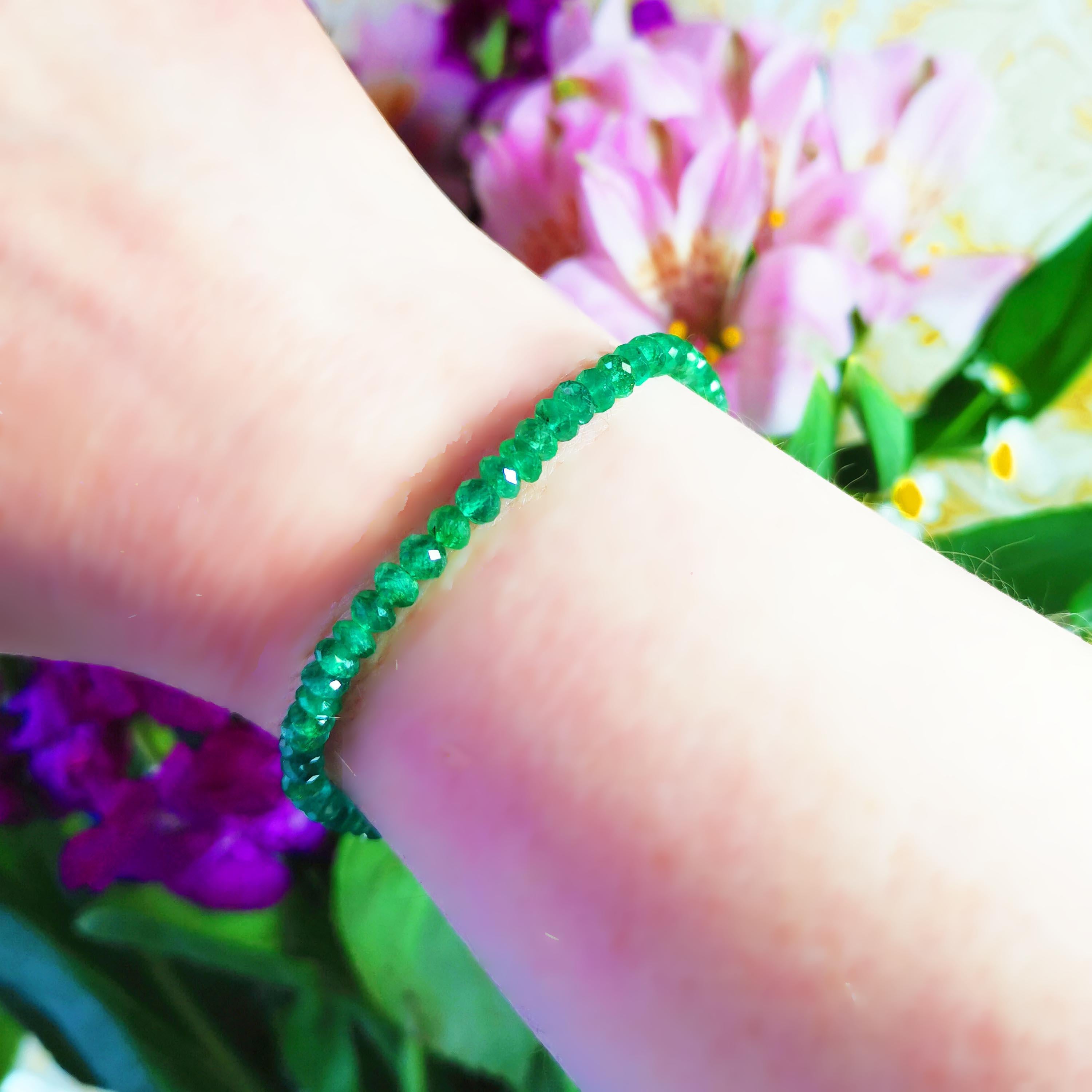 Ein modernes, facettiertes Smaragd-Perlenarmband mit einem Karabinerverschluss aus Platin und Diamanten, mit 0,6576 ct runden Diamanten im Brillantschliff und 58 facettierten Smaragdperlen.