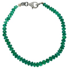 Bracelet moderne de perles d'émeraudes à facettes avec fermoir en platine et diamants