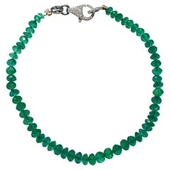 Bracciale moderno con perle di smeraldo sfaccettate e chiusura in platino e diamanti