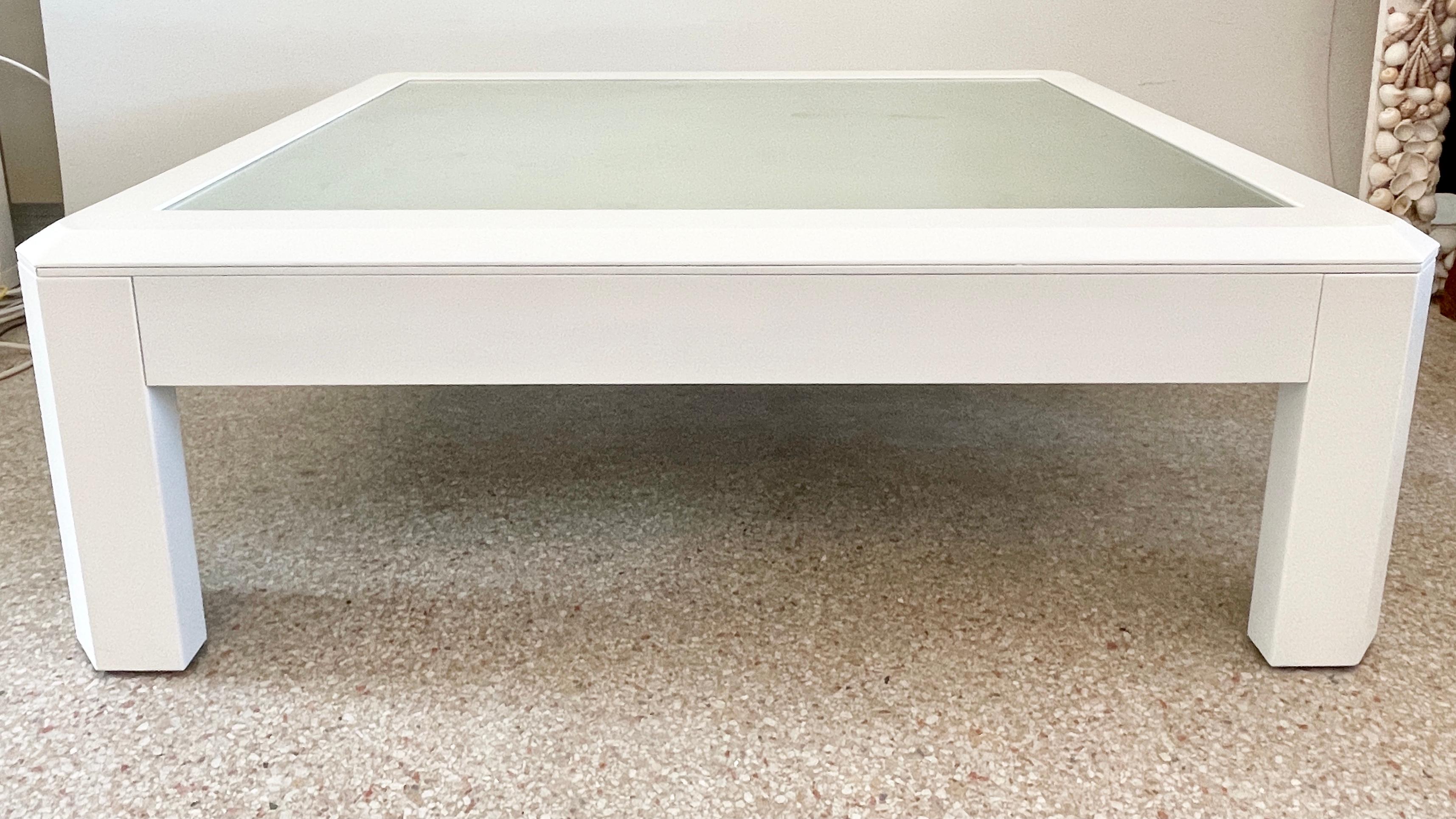 Modern Faceted Mirror Top Coffee Table in Fresh White Lacquer In Good Condition For Sale In Los Angeles, CA