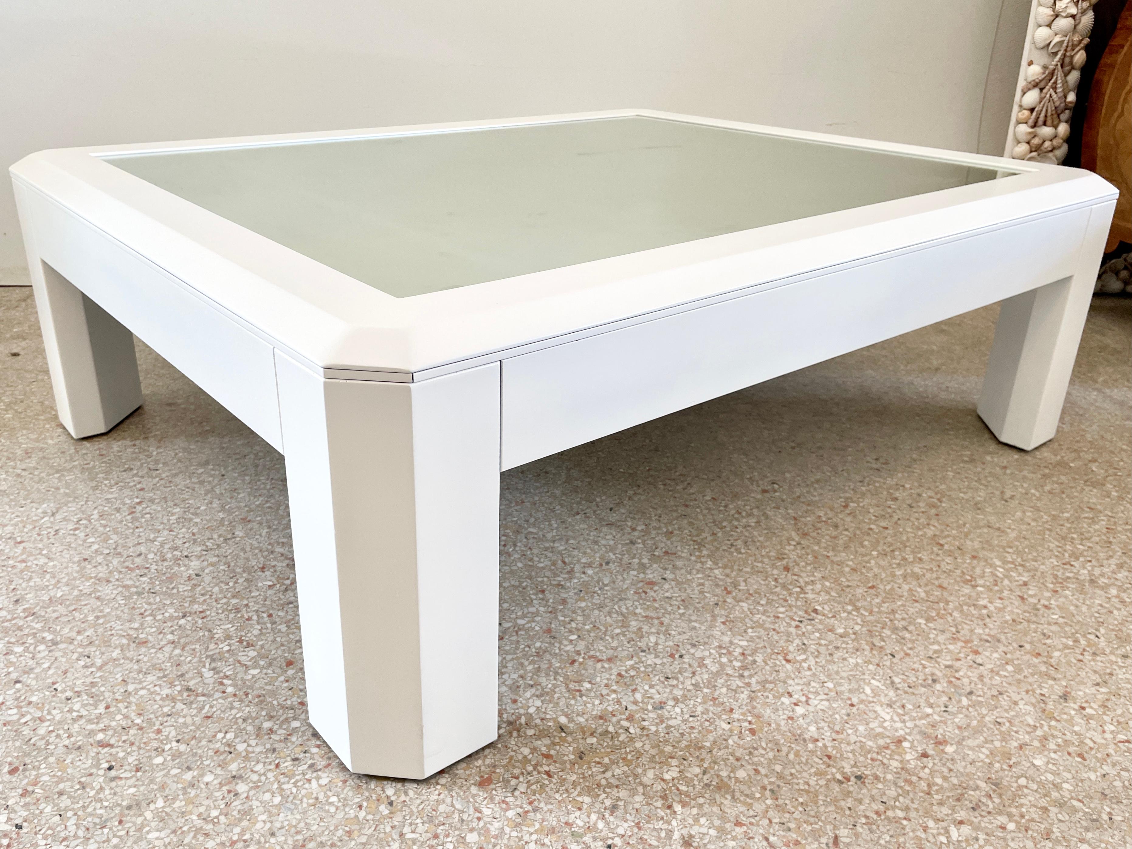 Modern Faceted Mirror Top Coffee Table in Fresh White Lacquer For Sale 1
