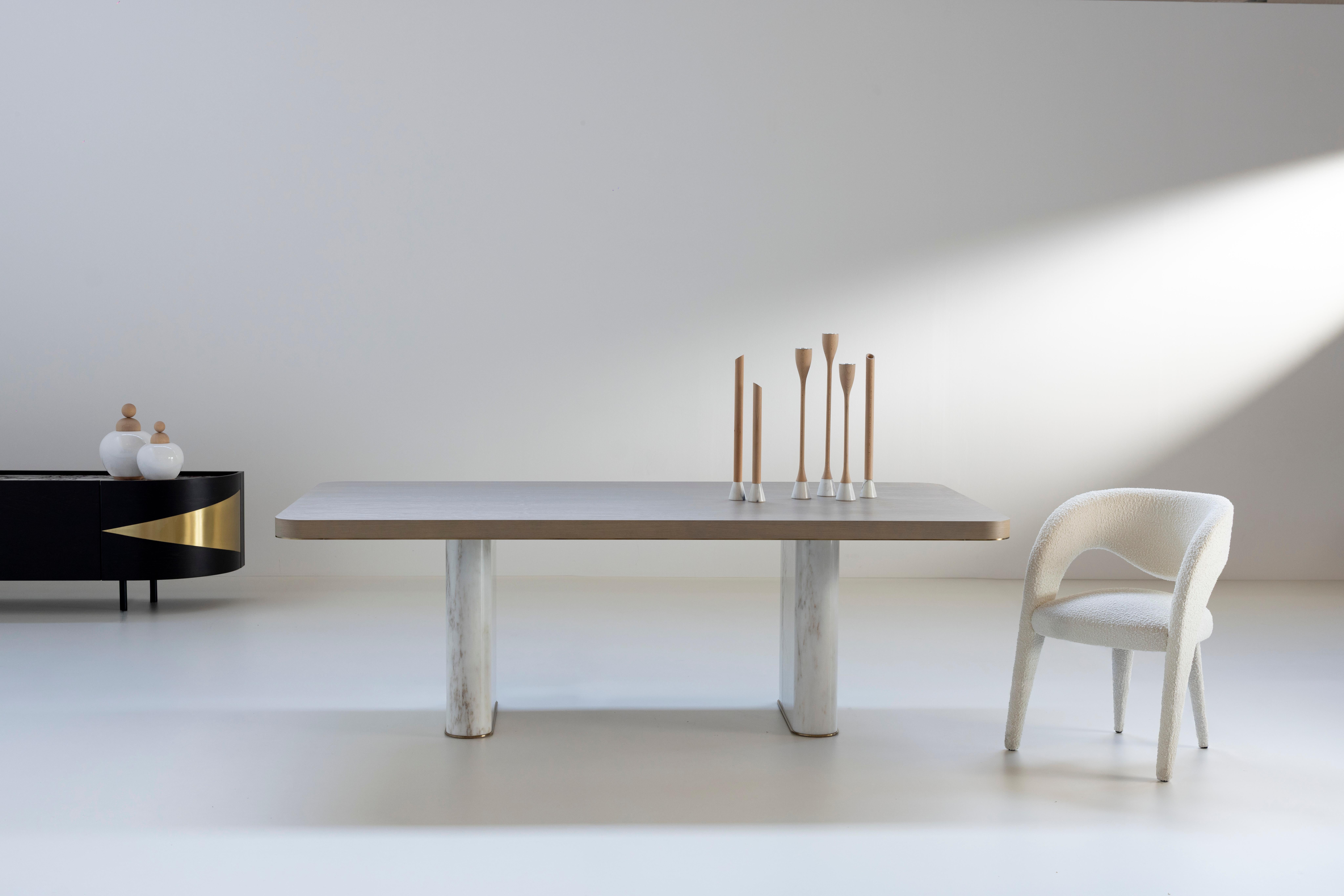 Laiton Table de salle à manger moderne d'automne en marbre Calacatta fabriquée à la main au Portugal par Greenapple en vente