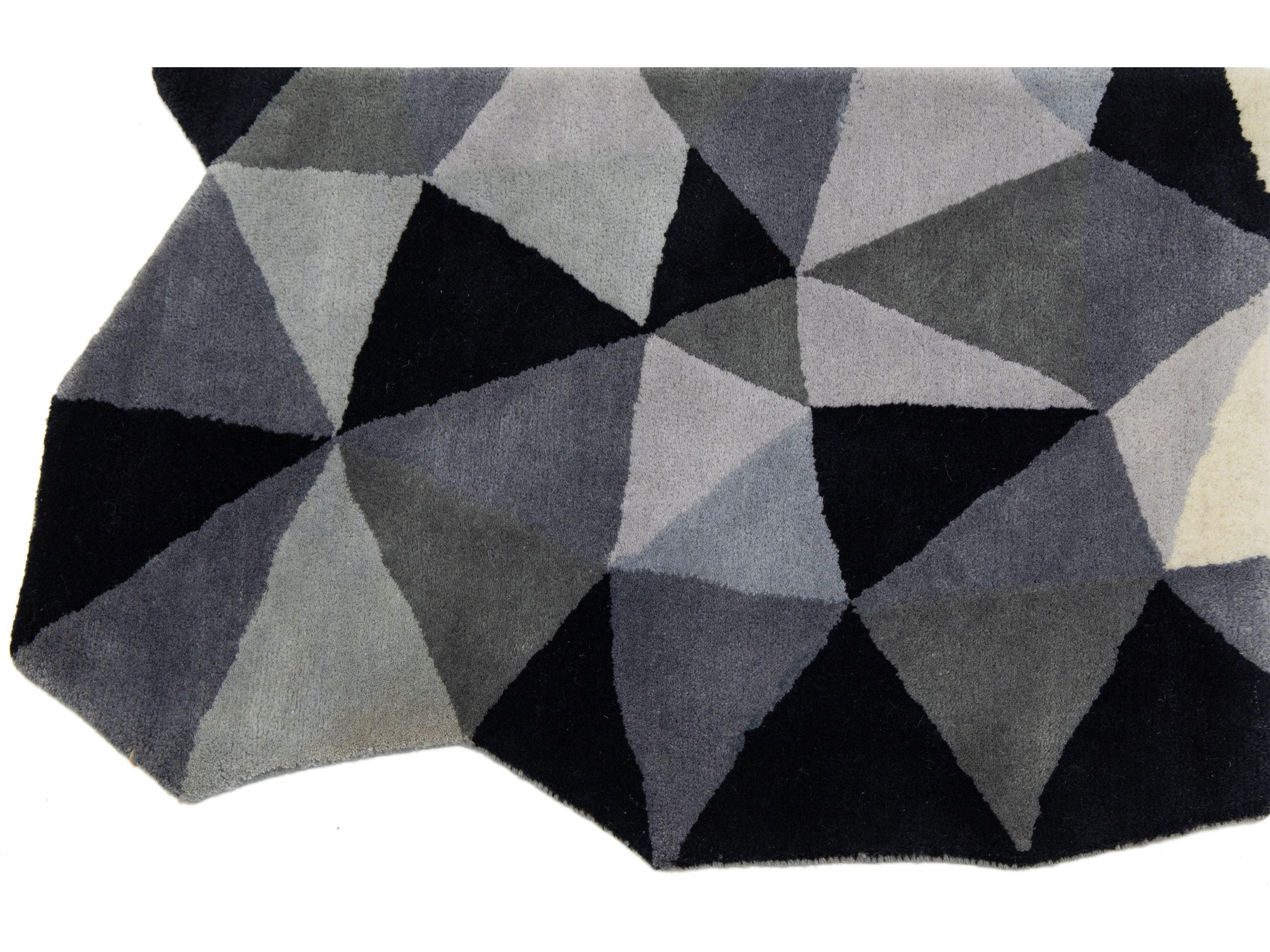 Laura Gottwald für Apadana Collection'S

Fantasia ist eine überschwängliche Anordnung asymmetrischer Dreiecke.

Unsere Teppiche werden aus persischer Schurwolle hergestellt, von Hand in den von Laura gewünschten Farben gefärbt und von