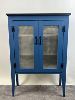 Moderner Server oder Schrank im Landhausstil in Blau mit massiver Front und silberfarbenen Gittertüren