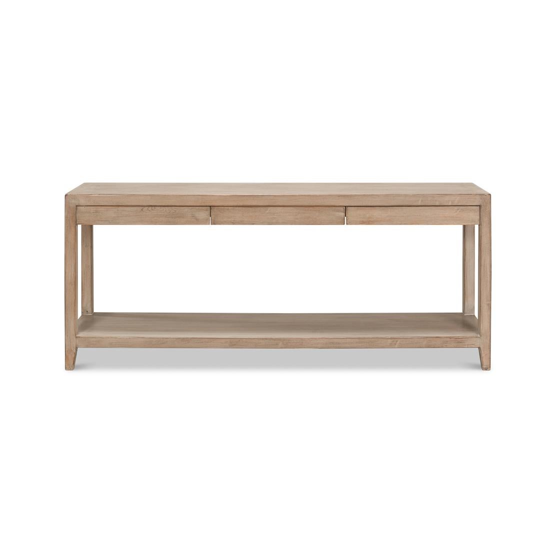 Realizzato in legno di pino con una leggera finitura naturale, la sua texture leggermente afflitta ne esalta il fascino organico. Con una silhouette pulita, due cassetti discreti e uno spazioso ripiano inferiore, offre stile e