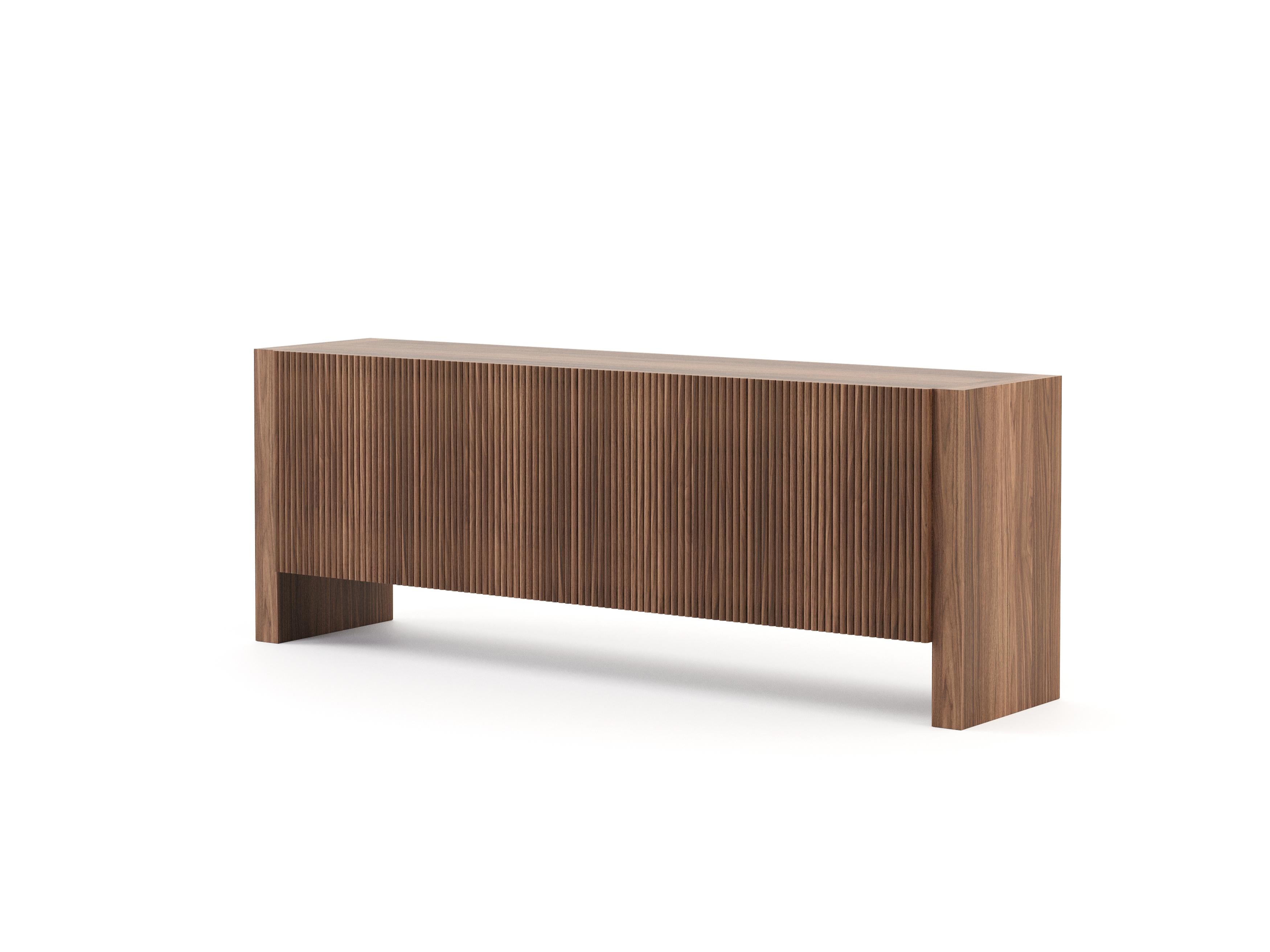 La collezione Faro è caratterizzata da un'estetica pulita e minimalista, con linee rette che trasudano personalità e stile. Ogni pezzo di questa collezione è stato progettato per essere funzionale e allo stesso tempo bello. L'uso del legno naturale