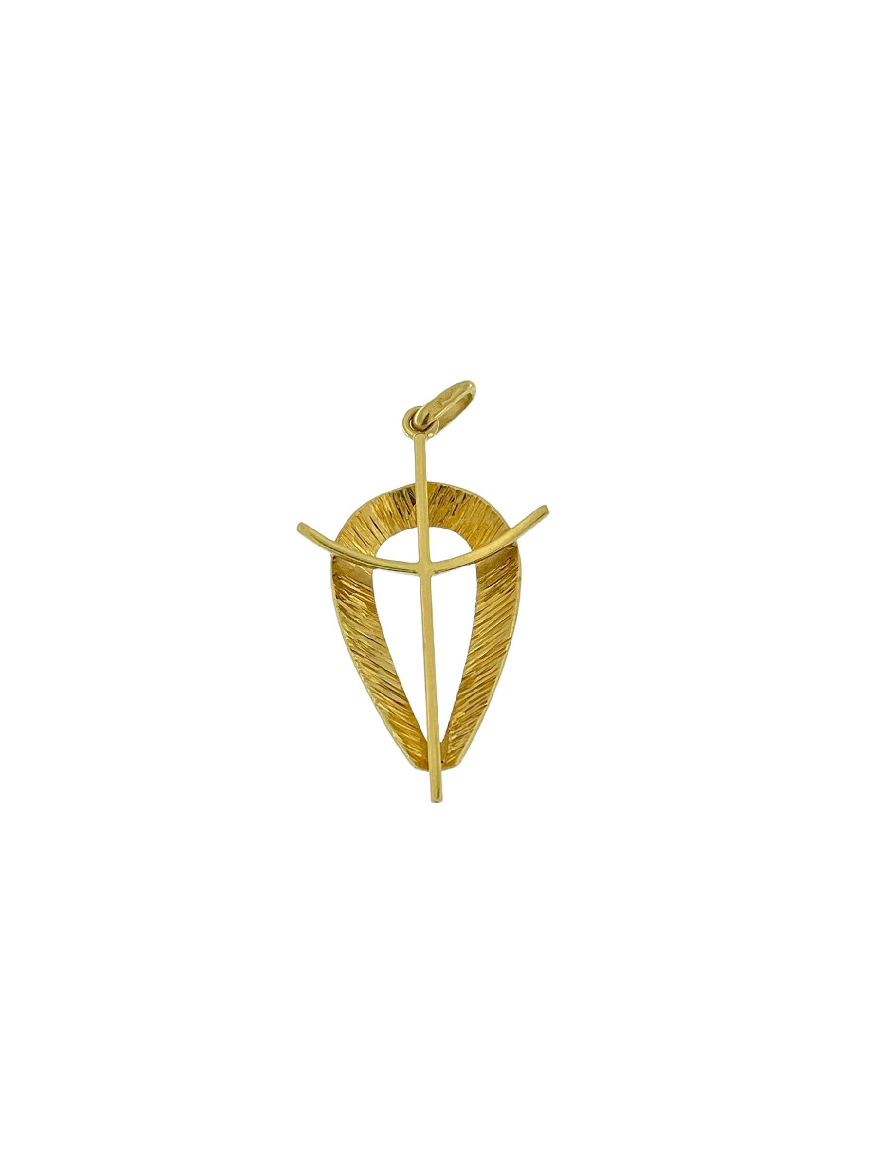 Dieses Modern Fashion Italian Cross ist ein auffälliges Schmuckstück, das zeitgenössisches Design mit klassischer Eleganz verbindet. Dieses aus luxuriösem 18-karätigem Gelbgold gefertigte Kreuz weist eine unverwechselbare gehämmerte Oberfläche auf,