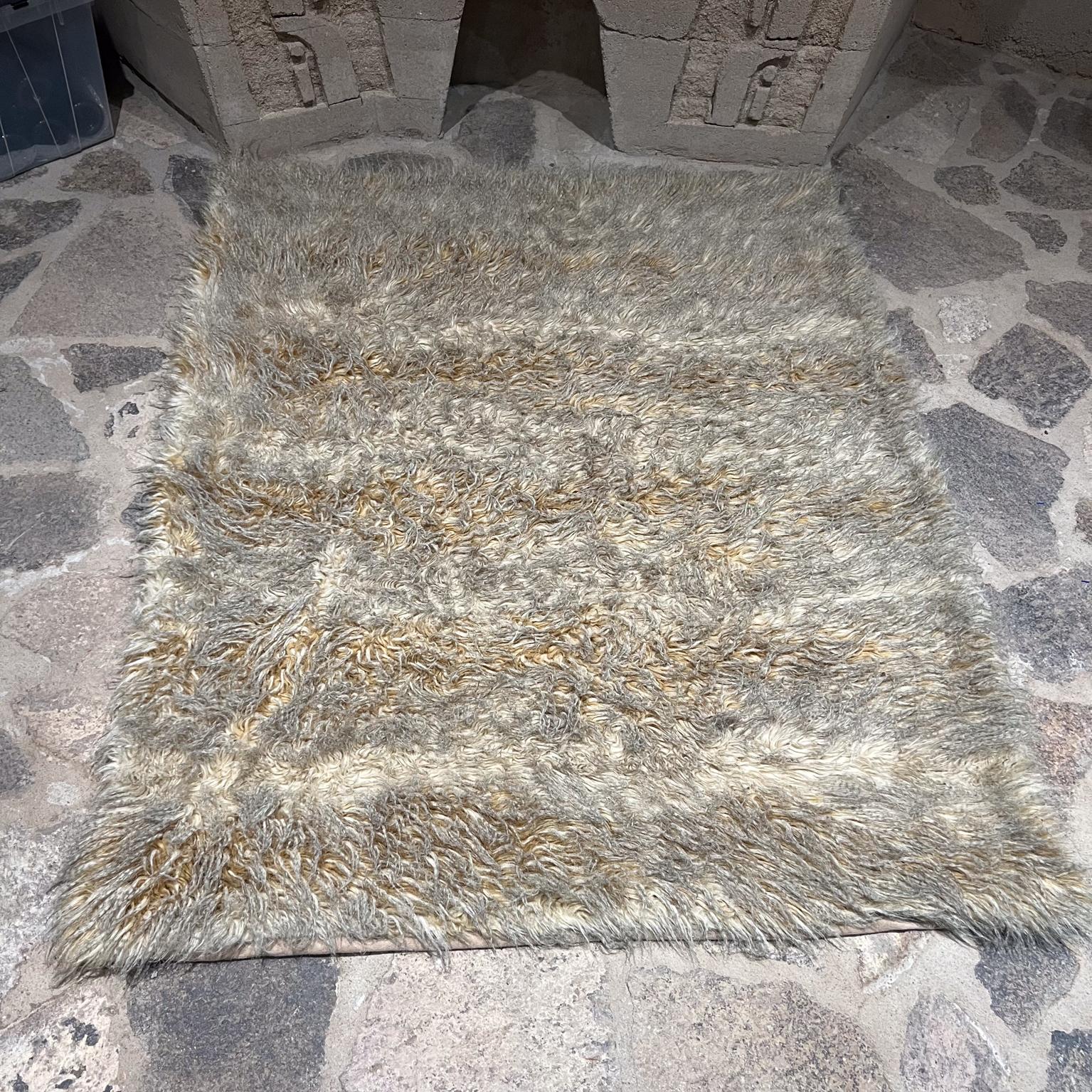 Vintage Faux fur Rug Nicole Miller Home
49 x 59
Unrestored preowned original vintage condition
Refer to images provided.