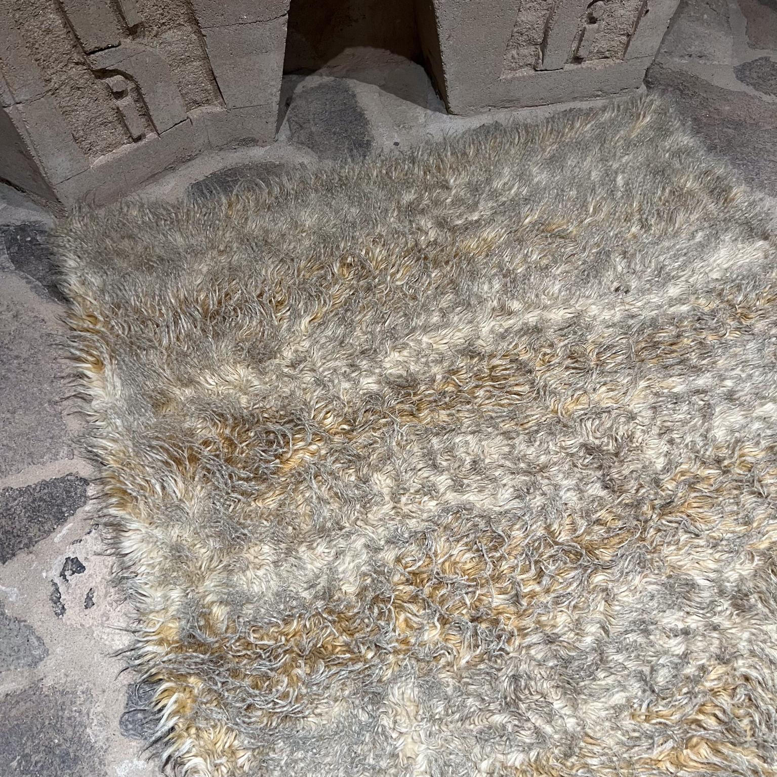 Modern Faux Fur Accent Rug Nicole Miller Home In Good Condition For Sale In Chula Vista, CA