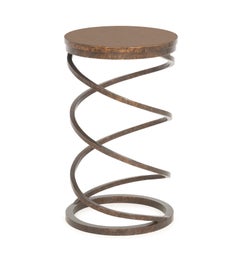 Table d'appoint moderne en fer forgé avec pied en spirale et finition imitation marbre