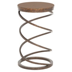 Table d'appoint moderne en fer forgé avec pied en spirale et finition imitation marbre