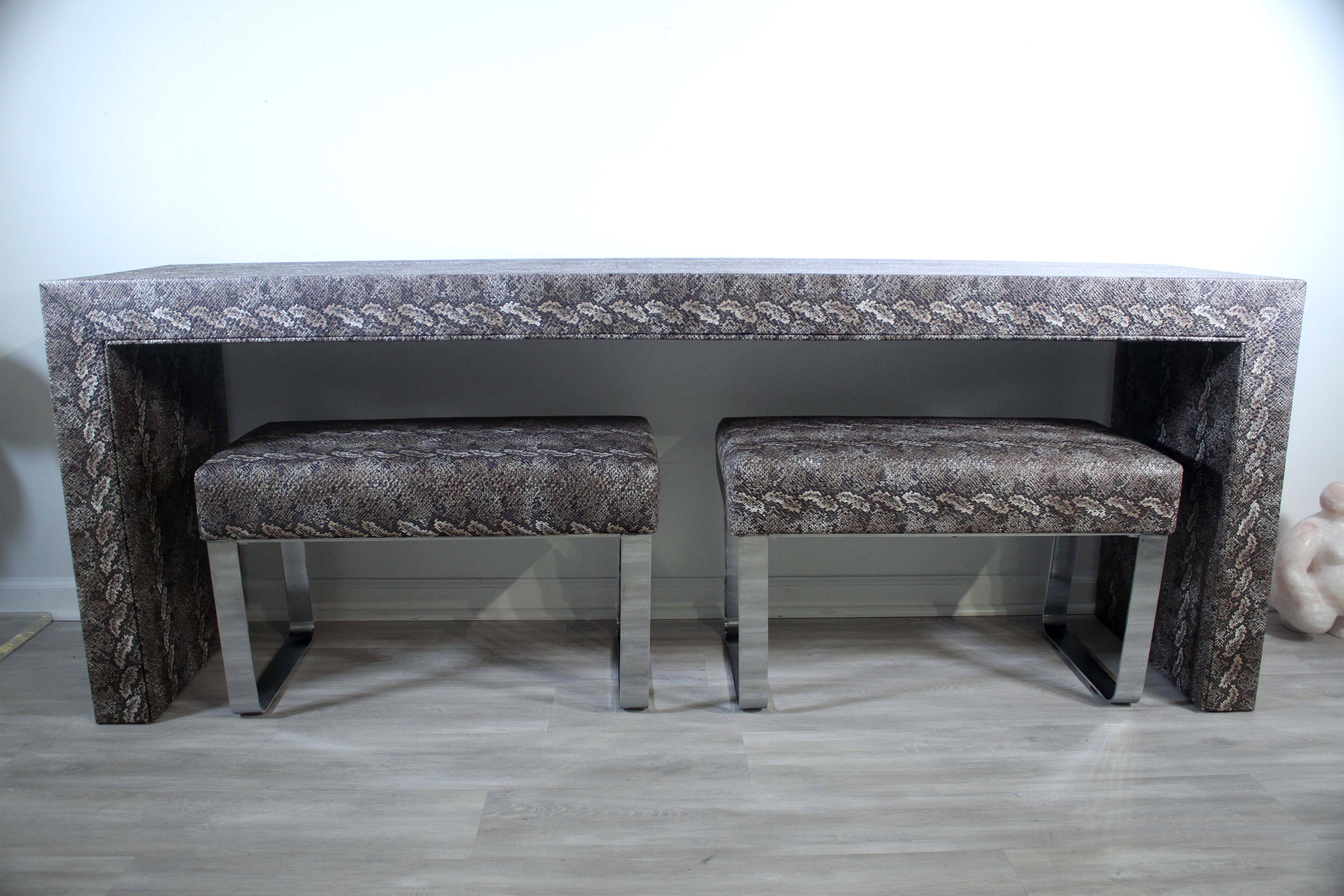 Modern Faux Python Covered Parsons Console Table with 2 Chrome Ottomans In Good Condition In Keego Harbor, MI
