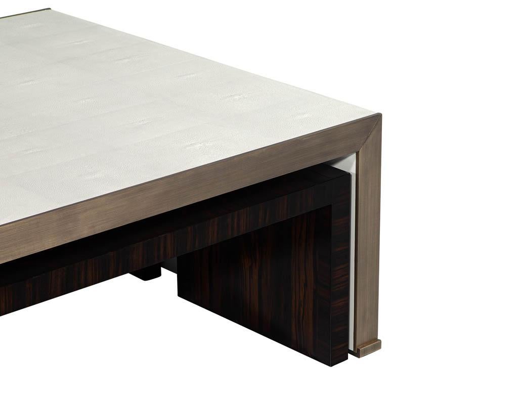 Table basse moderne en faux galuchat avec tables gigognes en macassar en vente 7