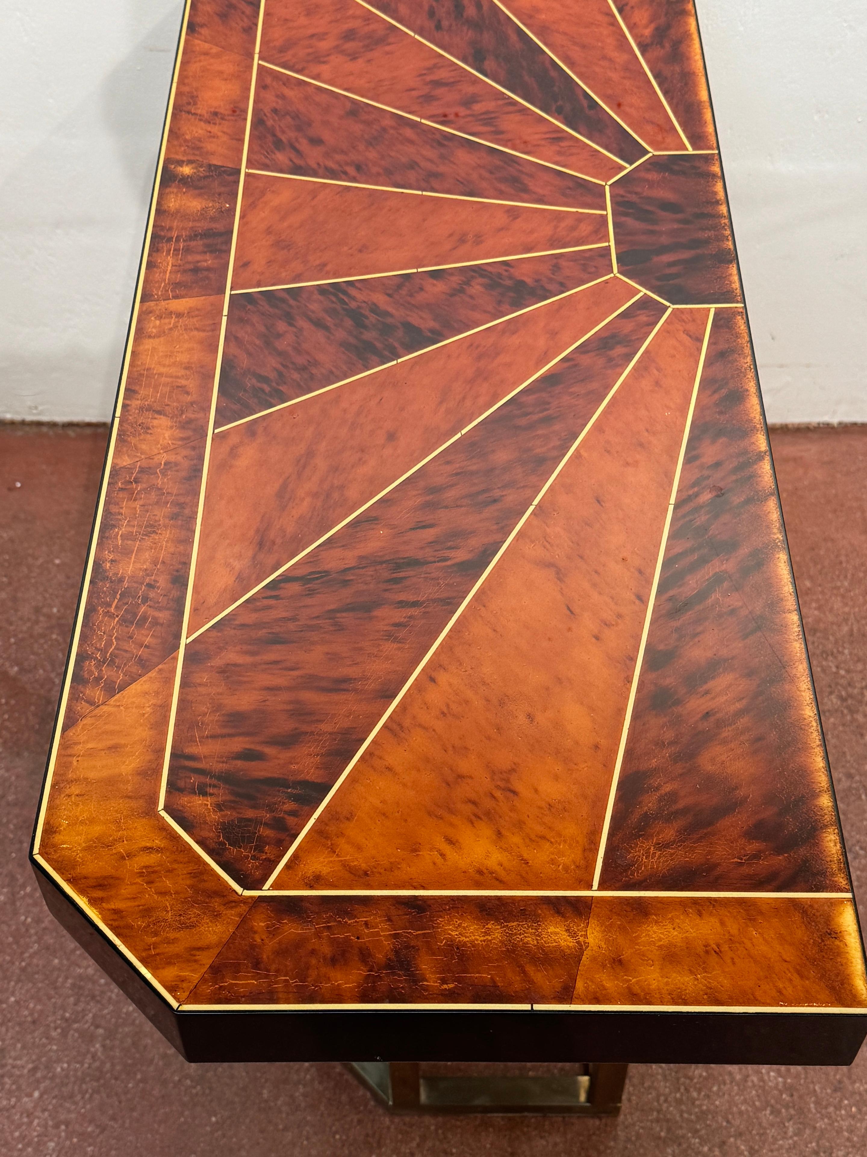 Consola moderna de imitación de carey con incrustaciones de latón en venta 3