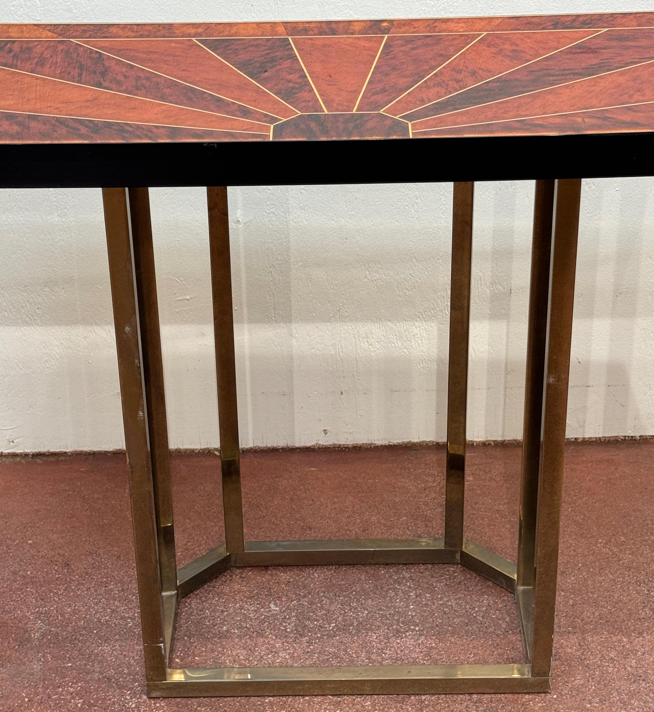 Consola moderna de imitación de carey con incrustaciones de latón en venta 4