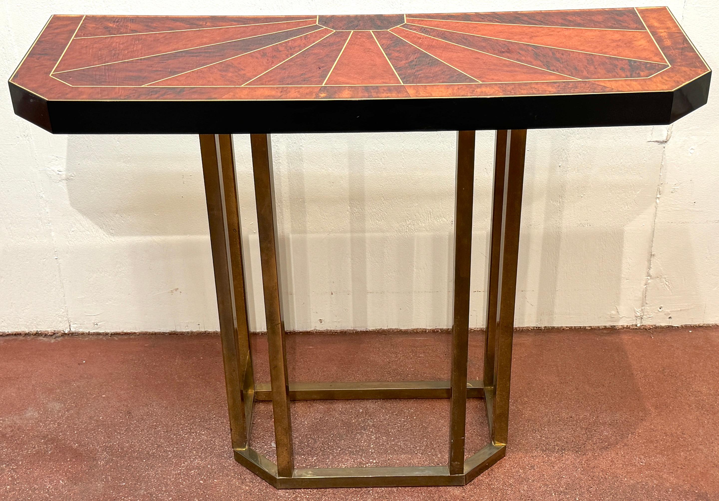 Consola moderna de imitación de carey con incrustaciones de latón 
Alrededor de 1980

Una llamativa consola moderna con incrustaciones de carey y latón, de la década de 1980. Esta elegante pieza mide 30 cm de alto, 39,5 cm de ancho y 14,75 cm de