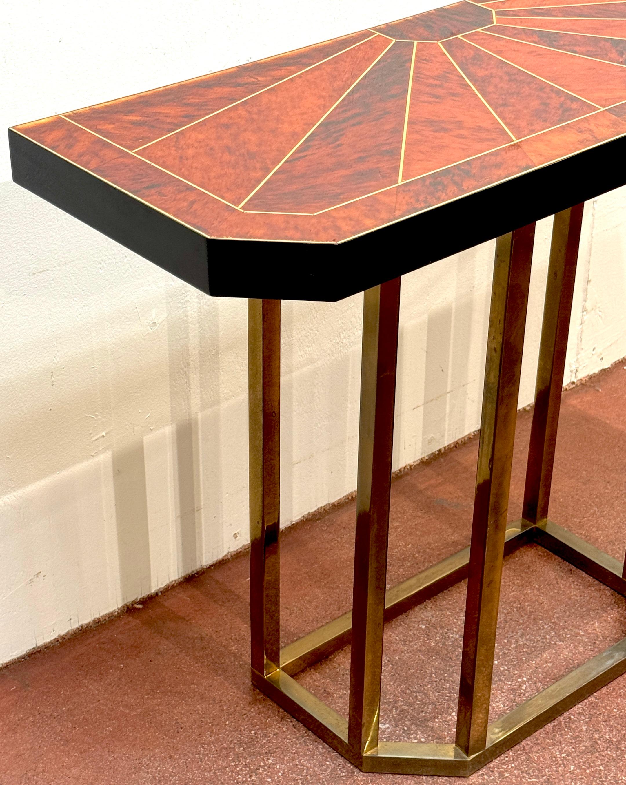 Consola moderna de imitación de carey con incrustaciones de latón Moderno en venta