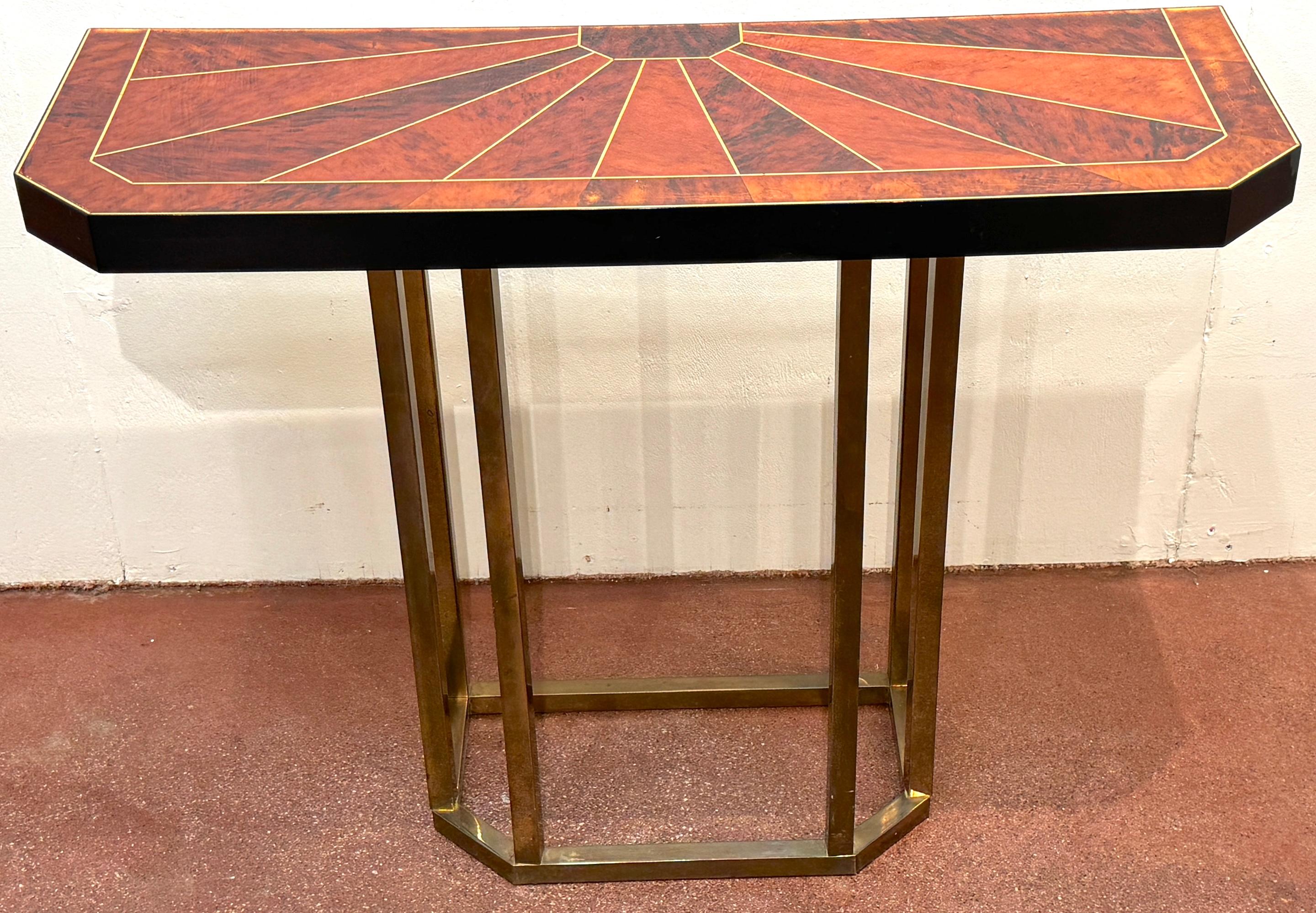 Consola moderna de imitación de carey con incrustaciones de latón Ebonizado en venta
