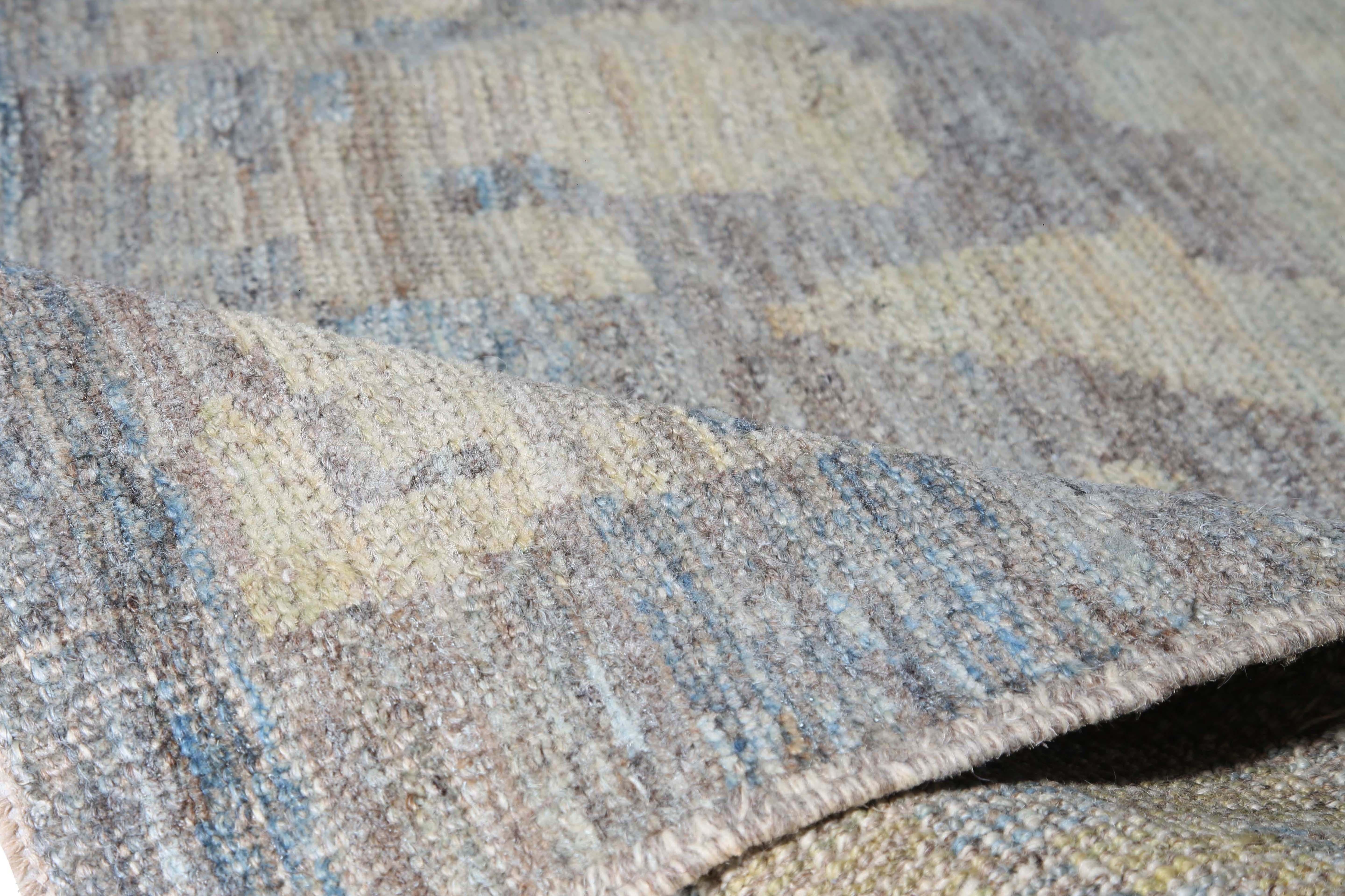 Wir präsentieren unseren handgefertigten türkischen Oushak-Teppich mit einem coolen und modernen Touch! Dieser atemberaubende Teppich zeichnet sich durch einen gedämpften grauen Hintergrund ohne definierten Rand aus, so dass sich das Auge auf das