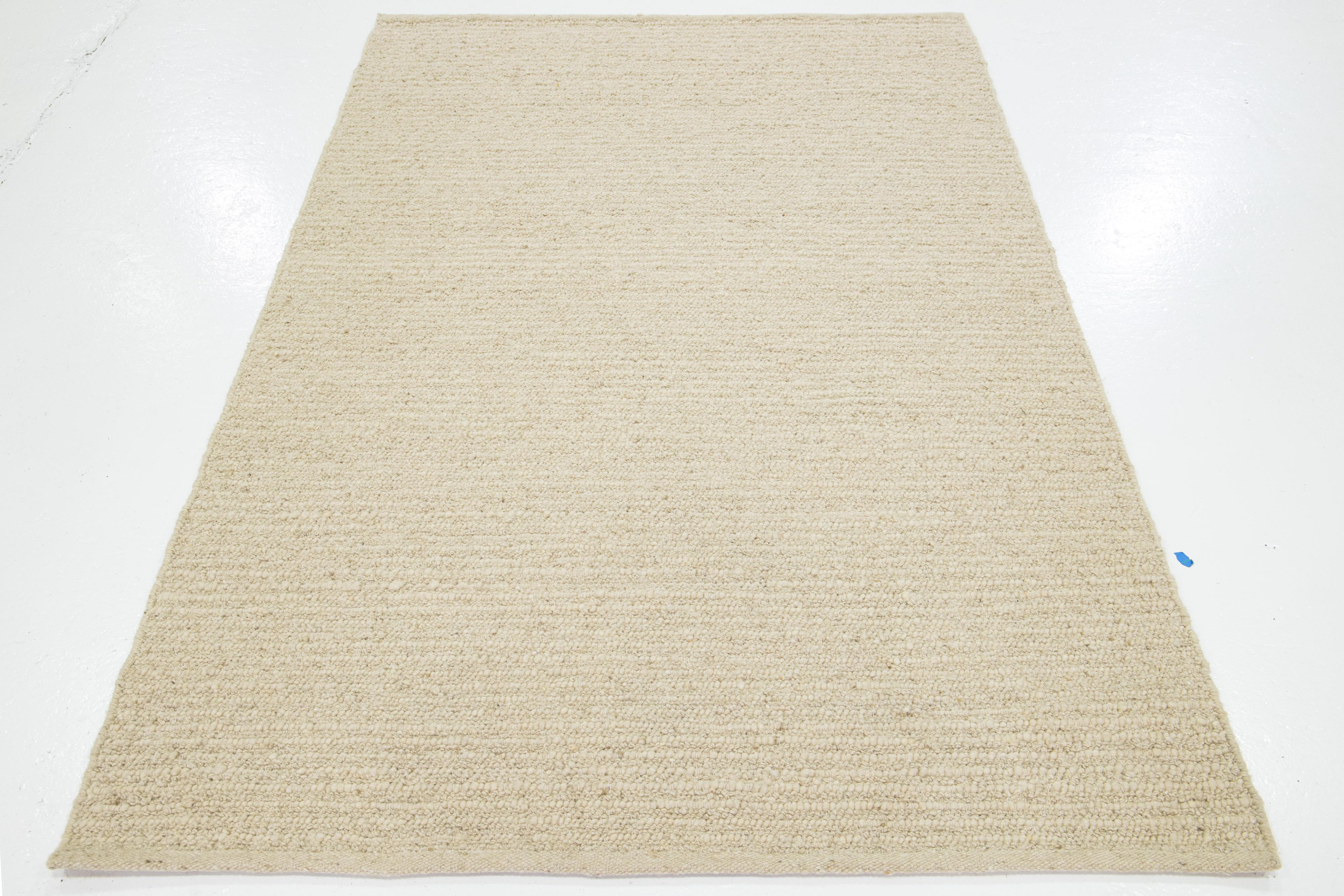 Dieser schöne handgewebte Wollteppich aus Filz ist Teil unserer Westport Collection'S. Es ist durchgehend mit einem beigefarbenen, geometrischen Muster versehen.

Dieser Teppich misst 5' x 8'.

Kundenspezifische Farben und Größen sind auf Anfrage