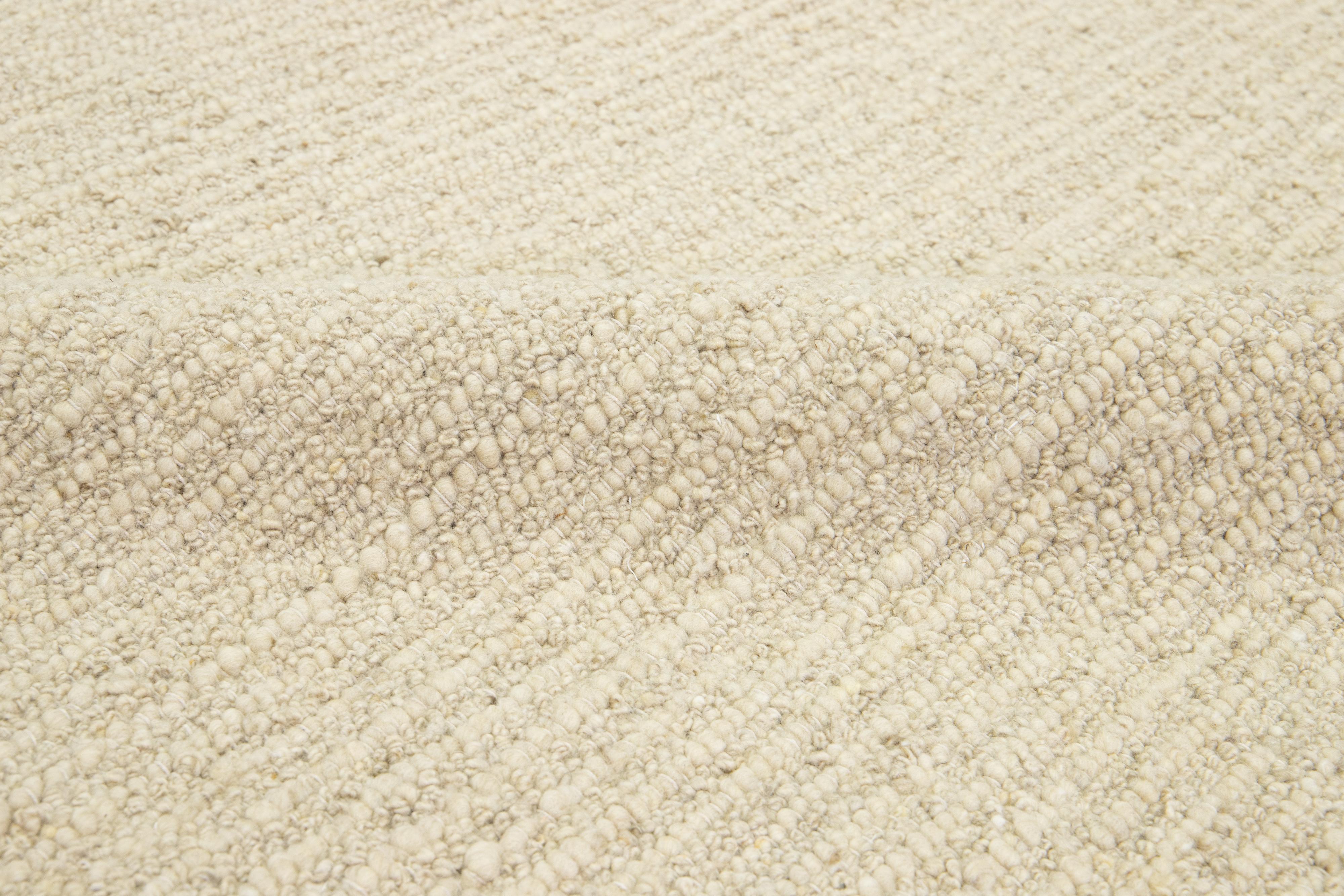 Moderner handgefertigter Wollteppich in Beige mit Filz von Apadana (Indisch) im Angebot